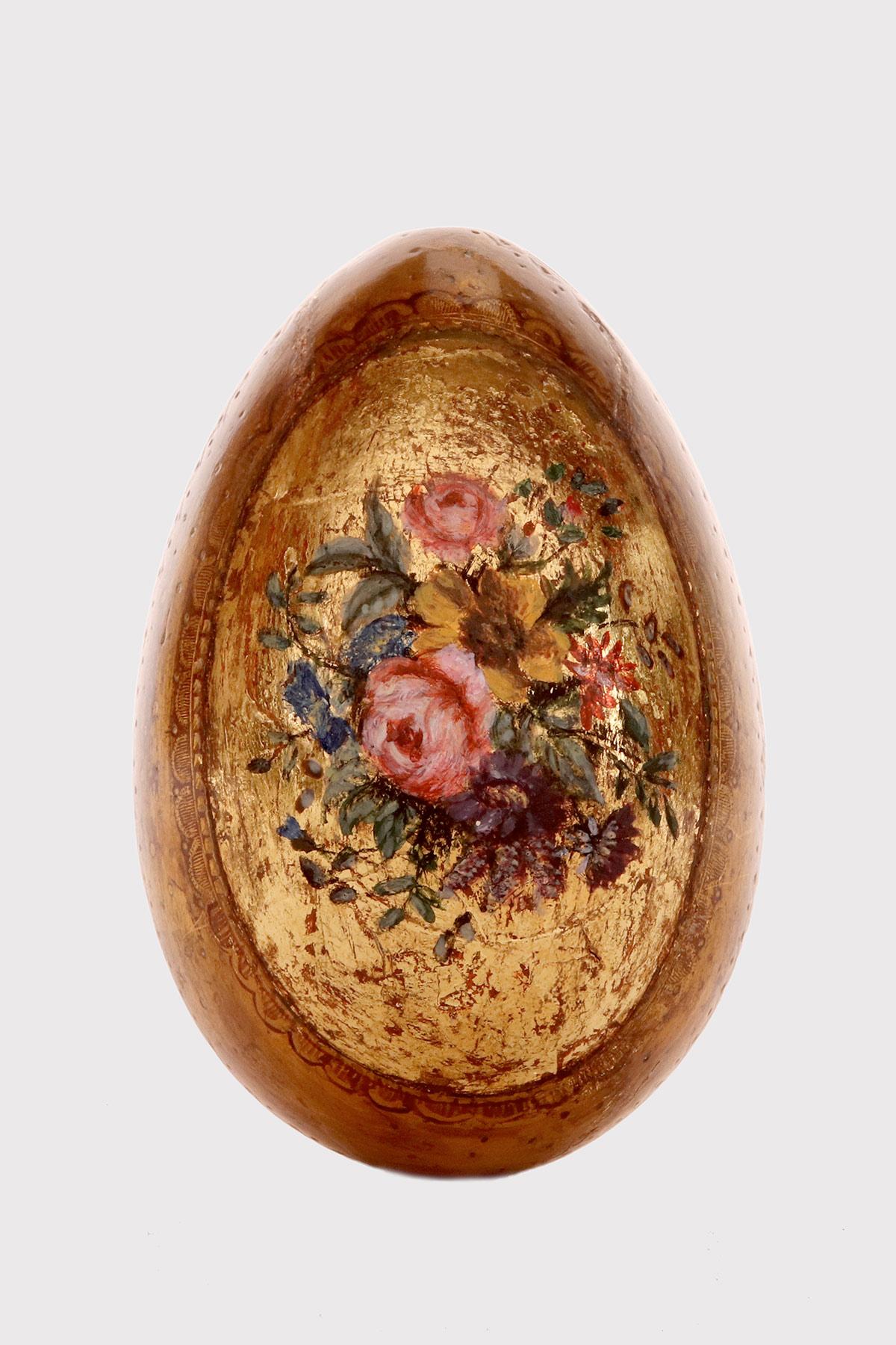 Œuf de Pâques en porcelaine peinte, représentant un bouquet de fleurs sur une face et un motif floral imprimé avec des branches et des fruits sur un fond doré sur l'autre face. Russie, vers 1890.