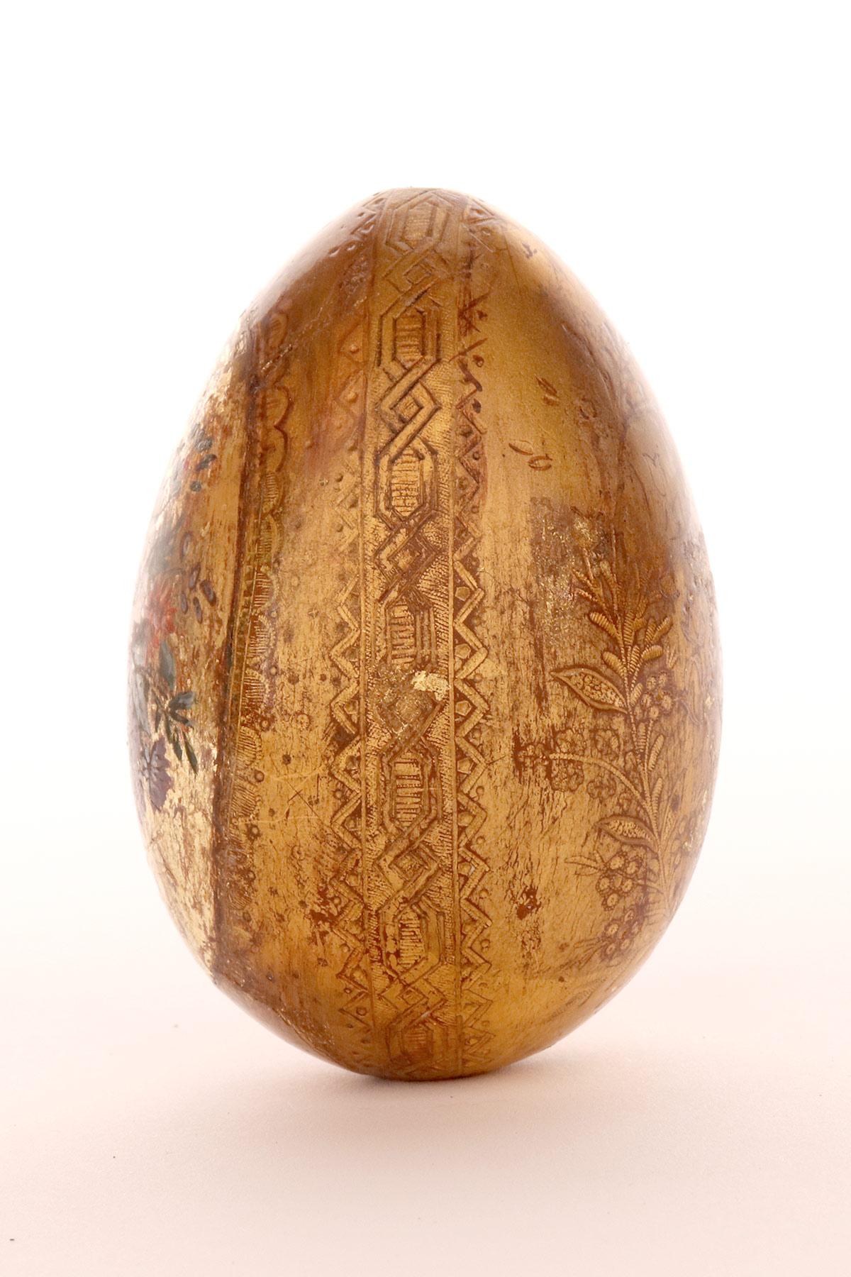 Russe L'œuf de Pâques peint sur un fond doré représentant des fleurs, Russie 1890 en vente