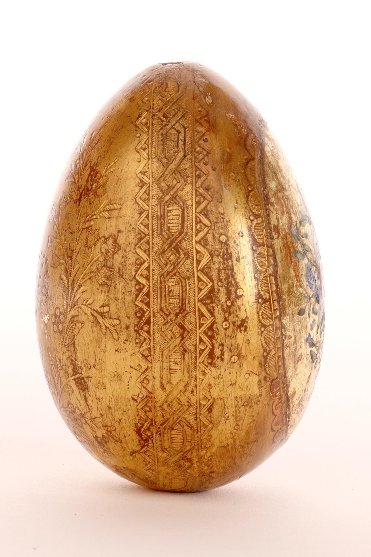 XIXe siècle L'œuf de Pâques peint sur un fond doré représentant des fleurs, Russie 1890 en vente
