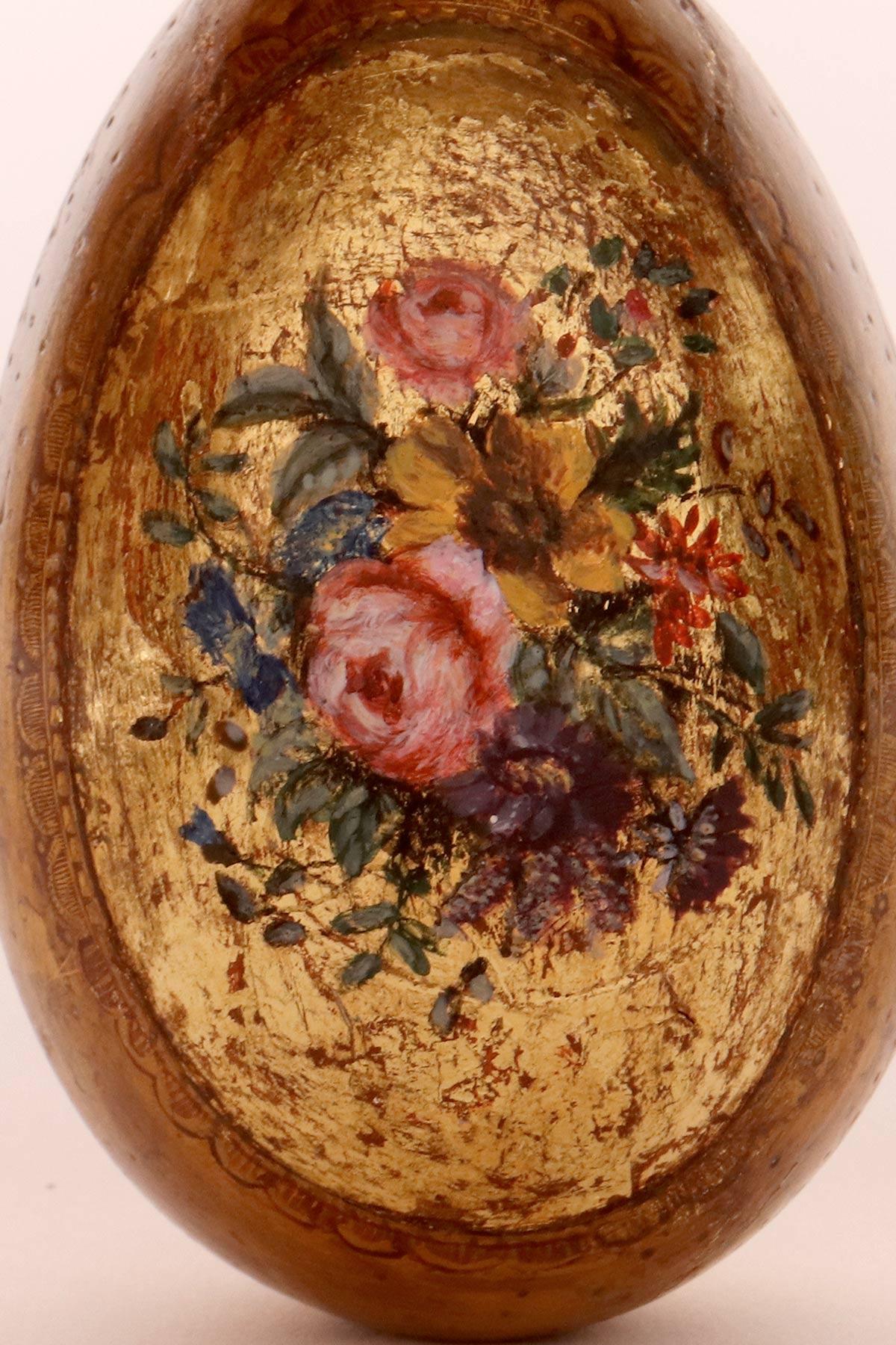 Porcelaine L'œuf de Pâques peint sur un fond doré représentant des fleurs, Russie 1890 en vente