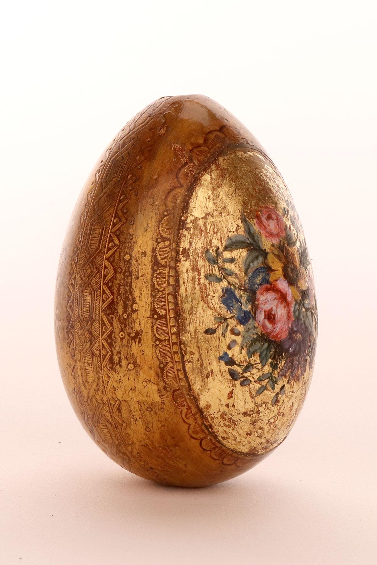 L'œuf de Pâques peint sur un fond doré représentant des fleurs, Russie 1890 en vente 1