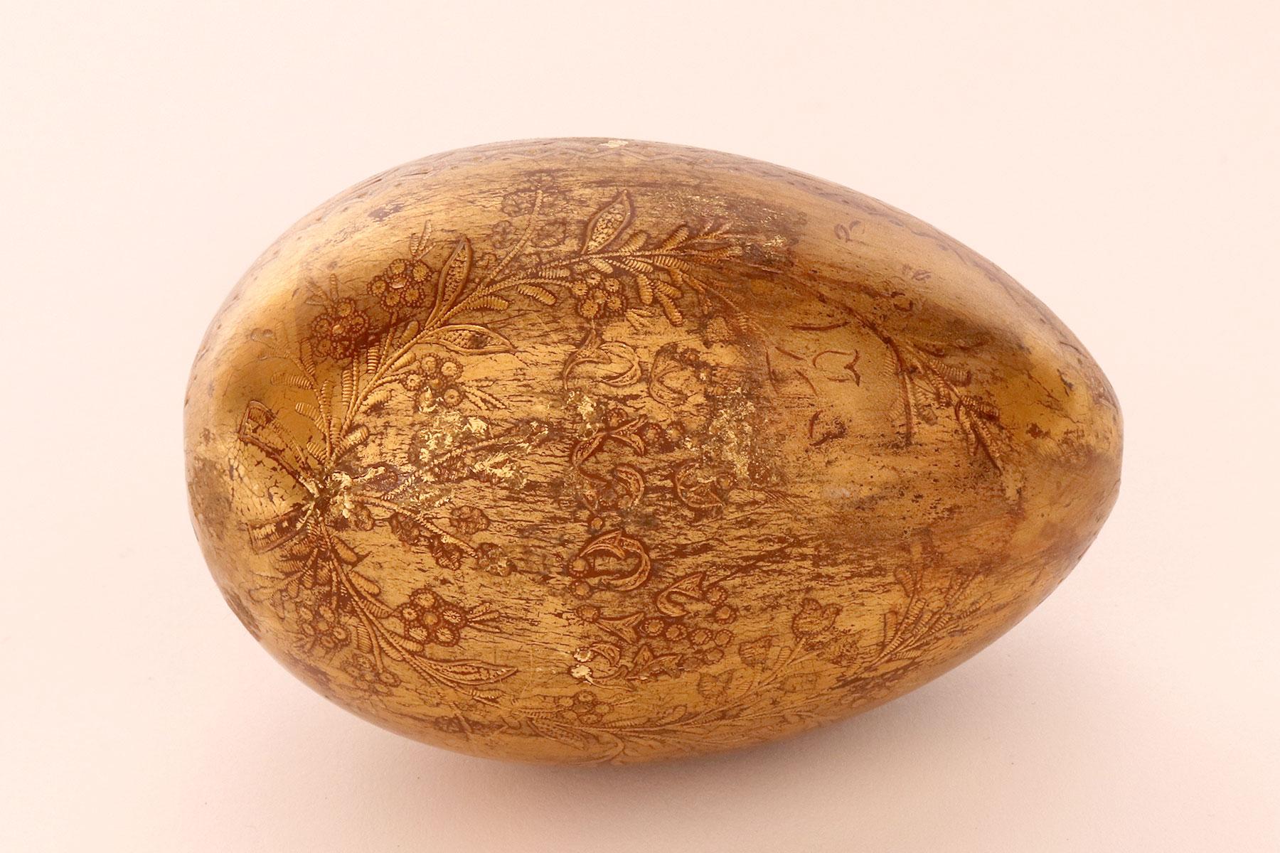 L'œuf de Pâques peint sur un fond doré représentant des fleurs, Russie 1890 en vente 2