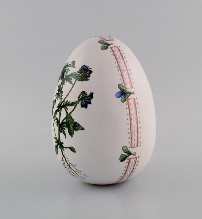 Porcelain egg. Hand-painted flowers, gold and pink decoration. 
Flora Danica style. Dated 2001.
Measures: 17.5 x 12 cm.
In excellent condition.
Signed.