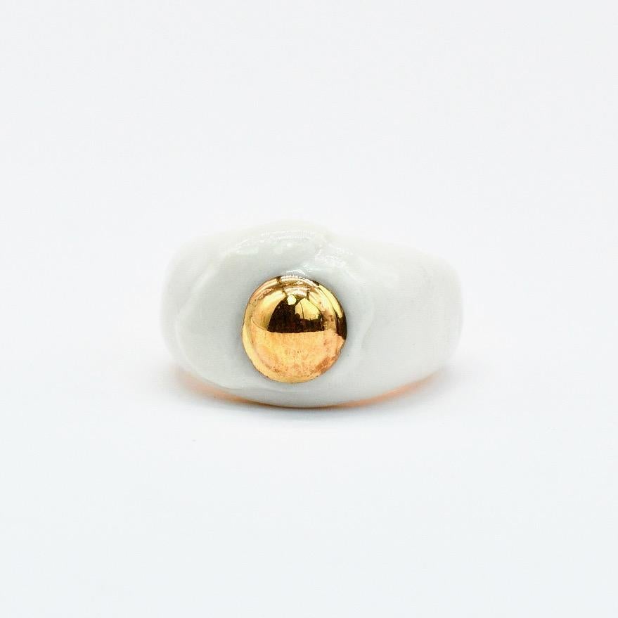 Porcelain  24K gold Handmade in London 

Indulge in joyful luxury with our EGG Porcelain Ceramic Ring. Hand-crafted with the whitest porcelain, this ring features a fried egg with 24K golden yolk that symbolizes the sun and the 