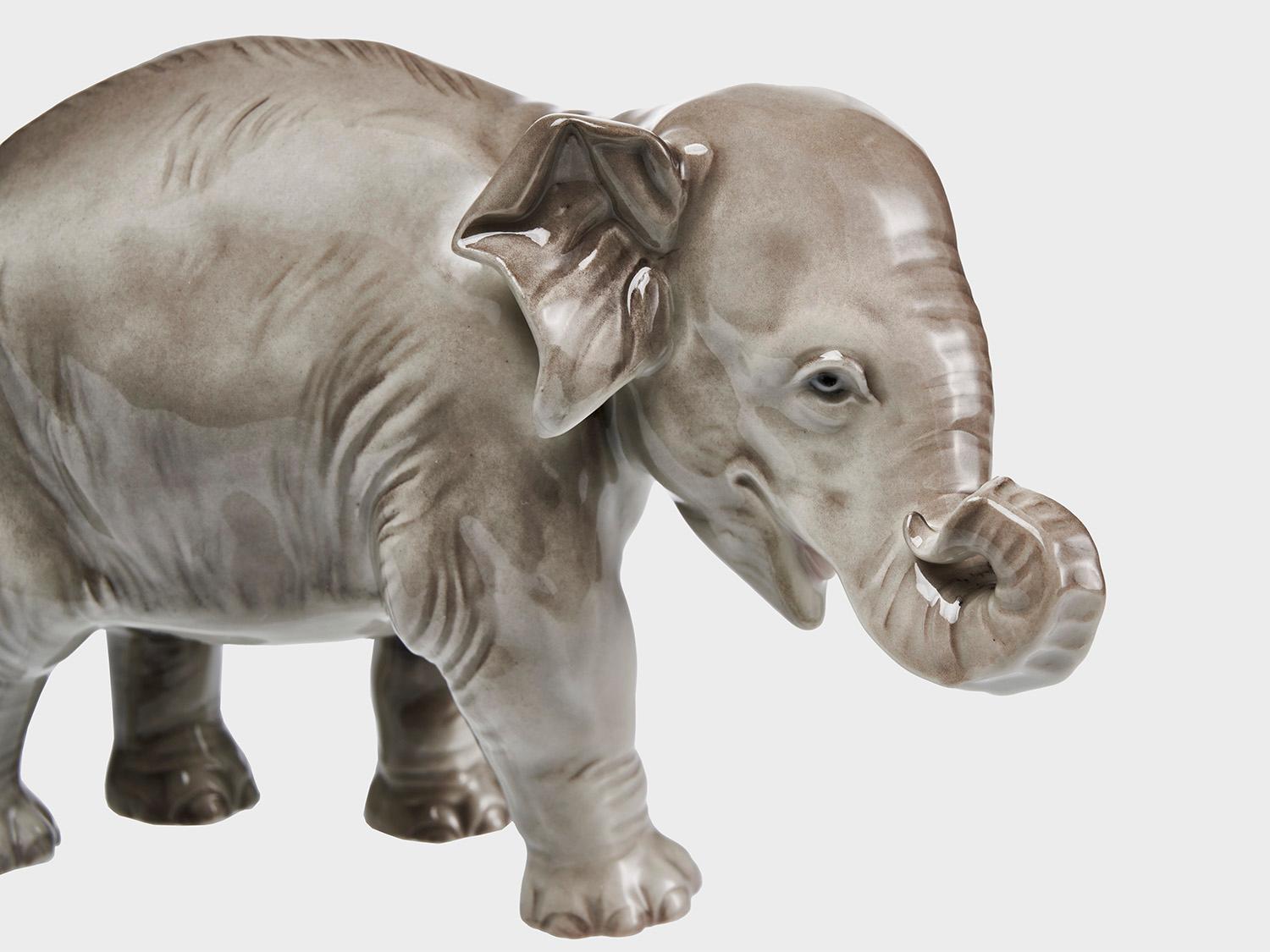 Figura de elefante de porcelana con tronco hacia arriba pintada bajo vidriado Moderno en venta