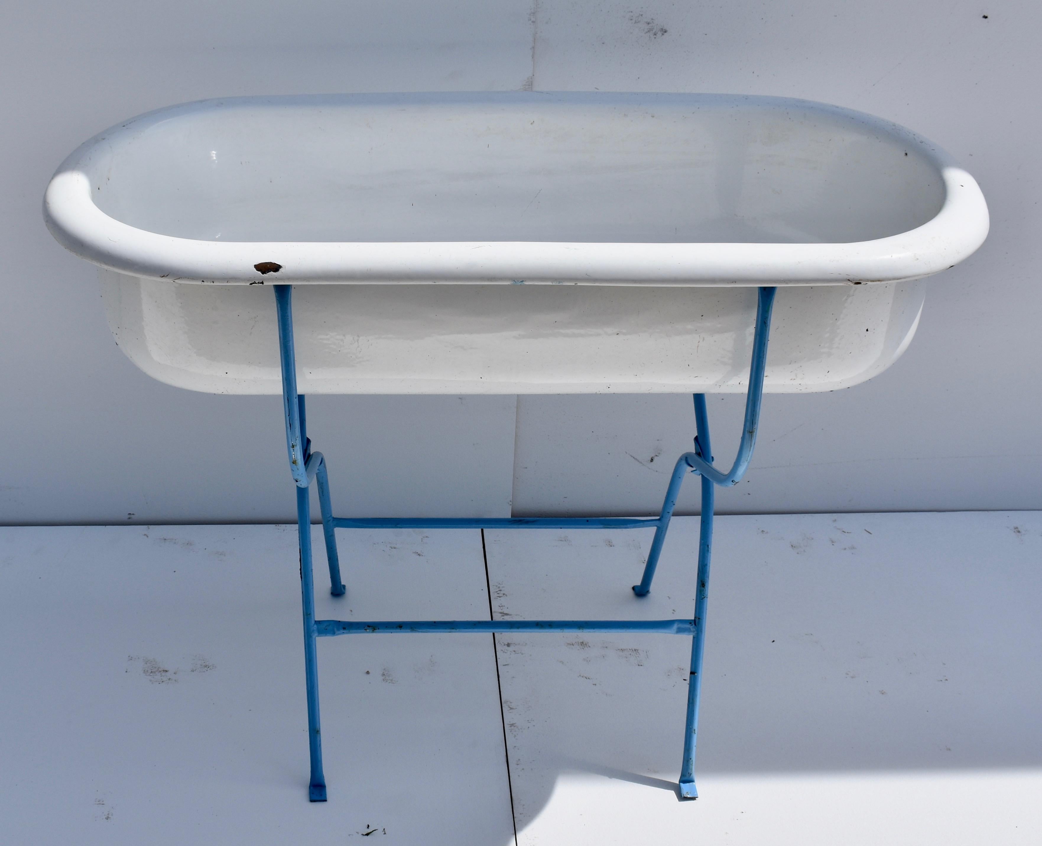 Porcelain Enamel Baby Bath on Stand In Good Condition In Baltimore, MD
