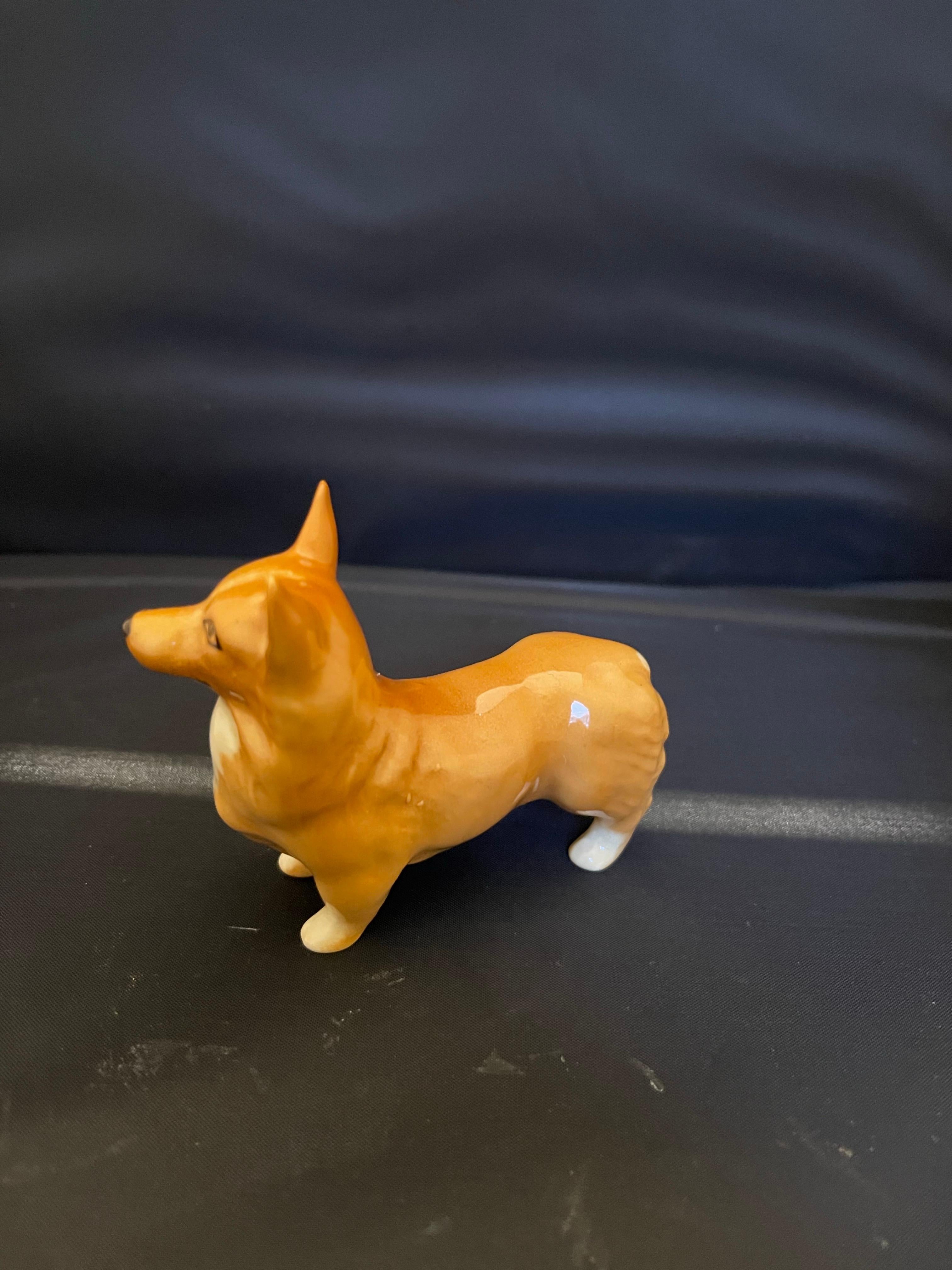Porcellana Figura di cane Cardigan Welsh Corgi in porcellana inglese, inizio XX secolo in vendita