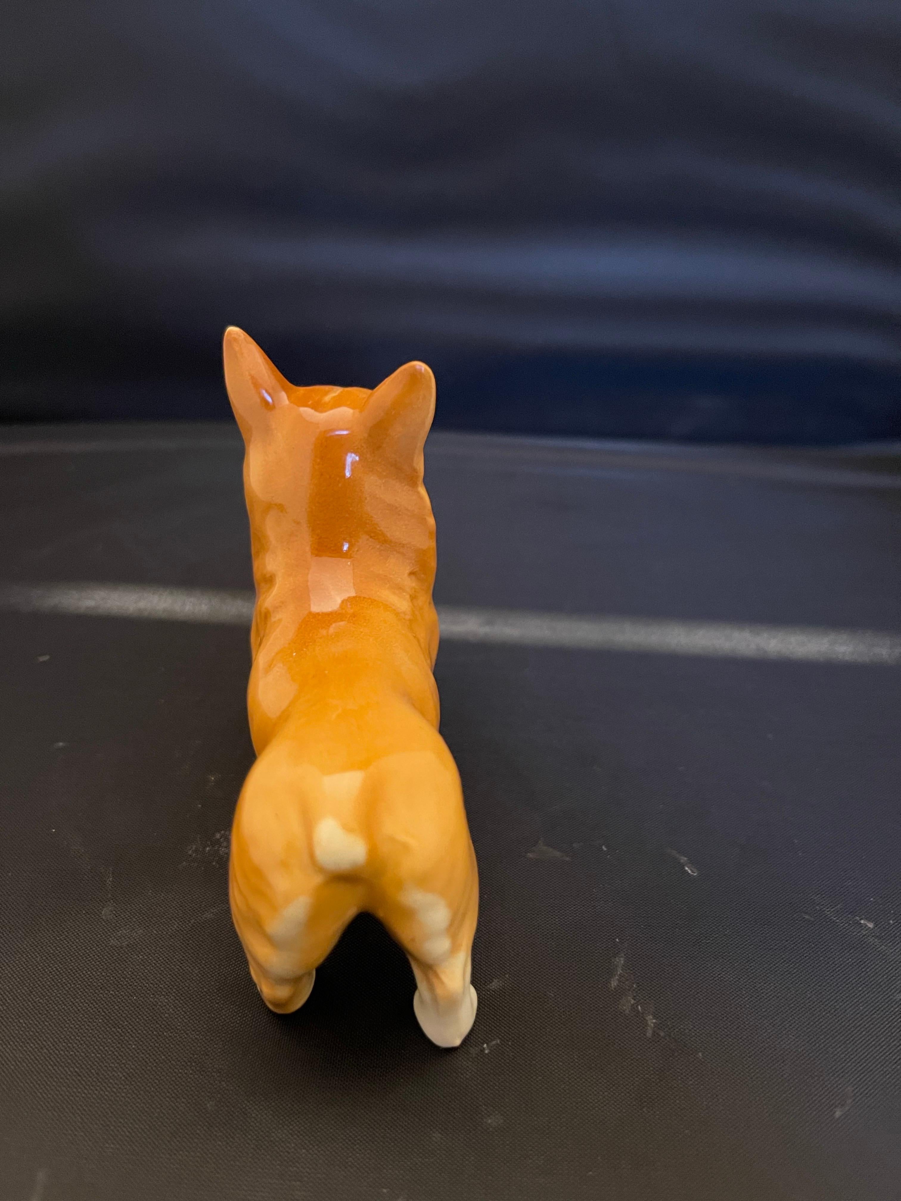 Figura di cane Cardigan Welsh Corgi in porcellana inglese, inizio XX secolo in vendita 1