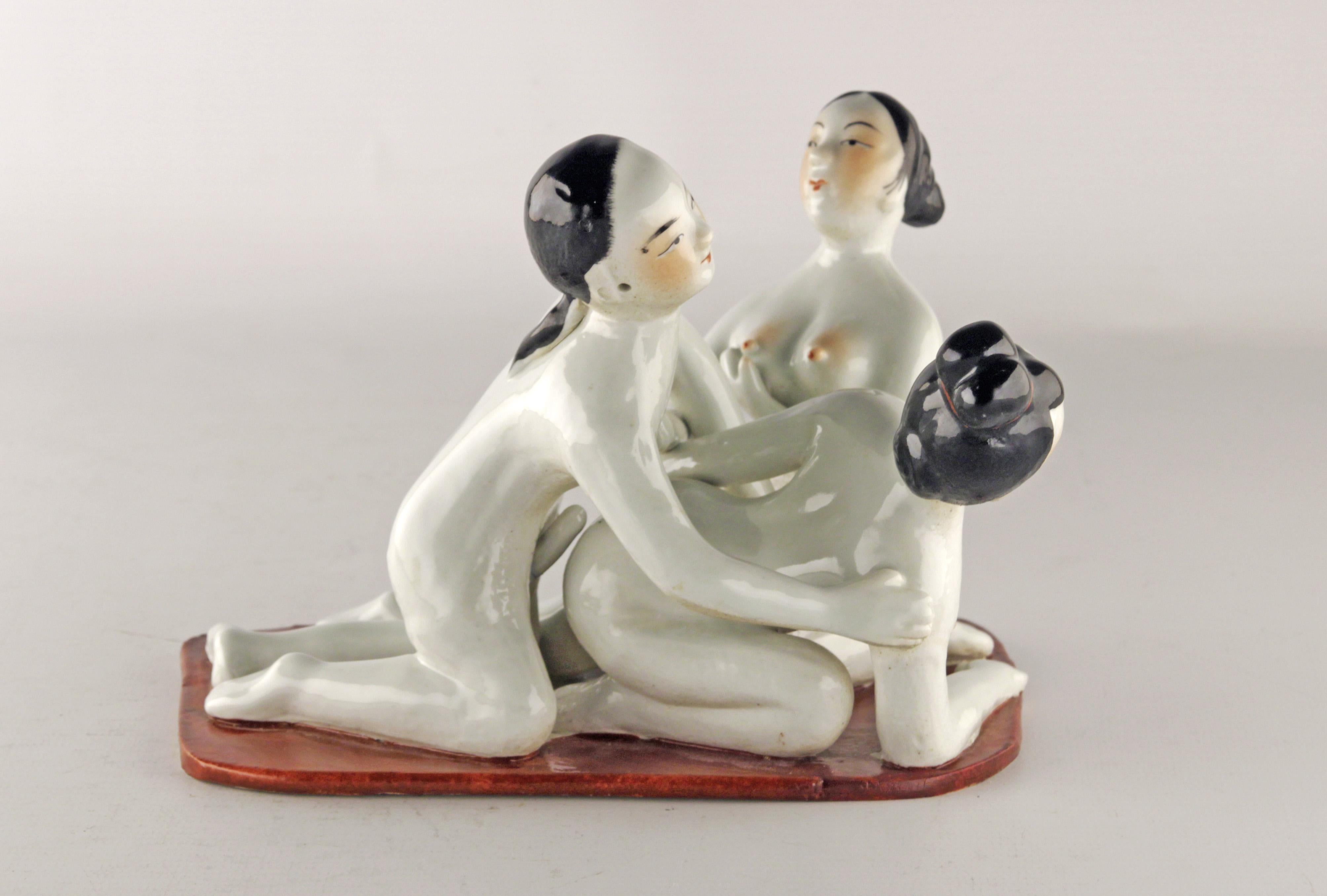Porzellan erotische Figur China (Chinesischer Export) im Angebot