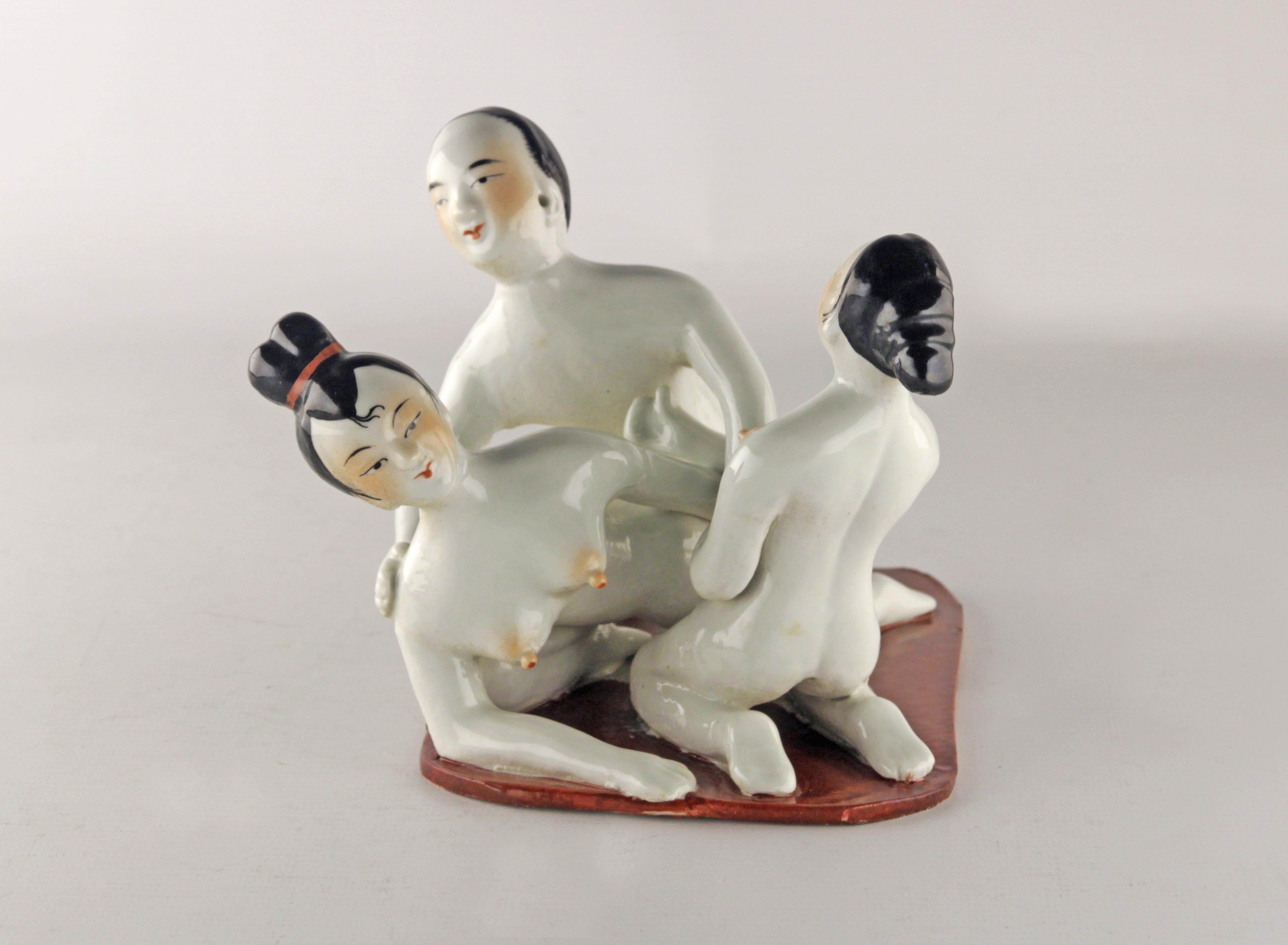 Émaillé Figure érotique en porcelaine Chine en vente