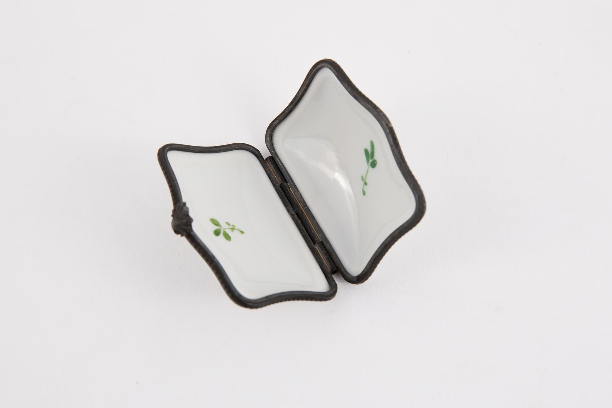 Porcelain Extrait De Douce Medecine Box In Good Condition For Sale In Paris, FR