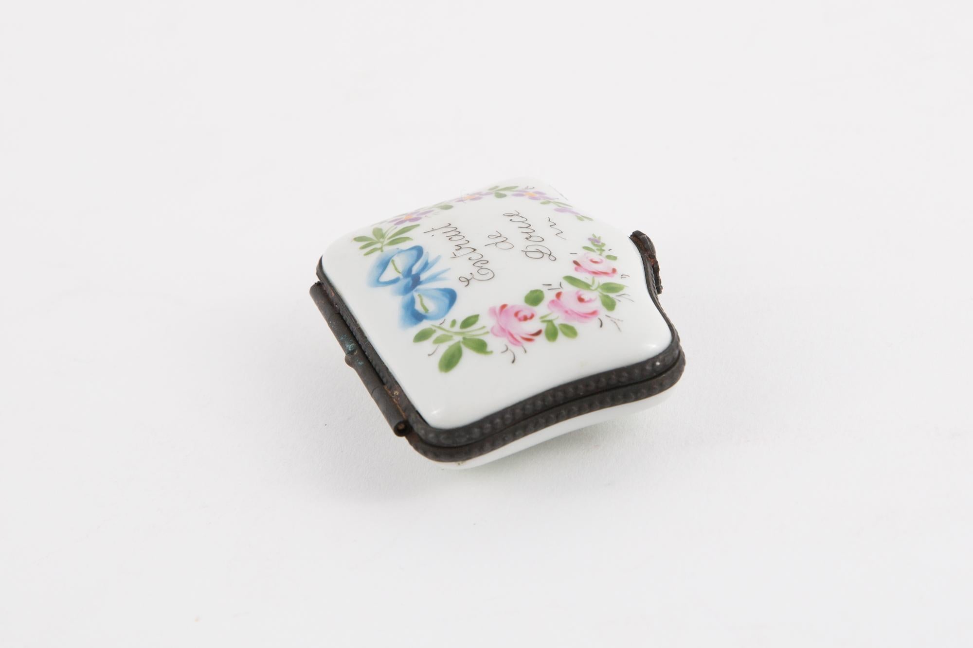 Porcelain Extrait De Douce Medecine Box For Sale 1