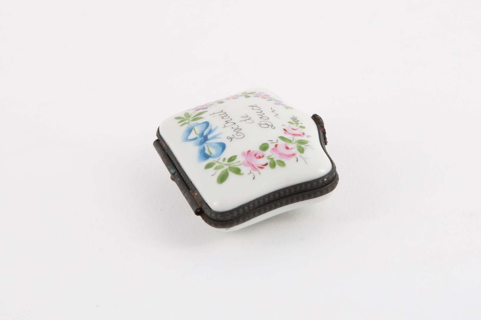 Porcelain Extrait De Douce Medecine Box For Sale 2