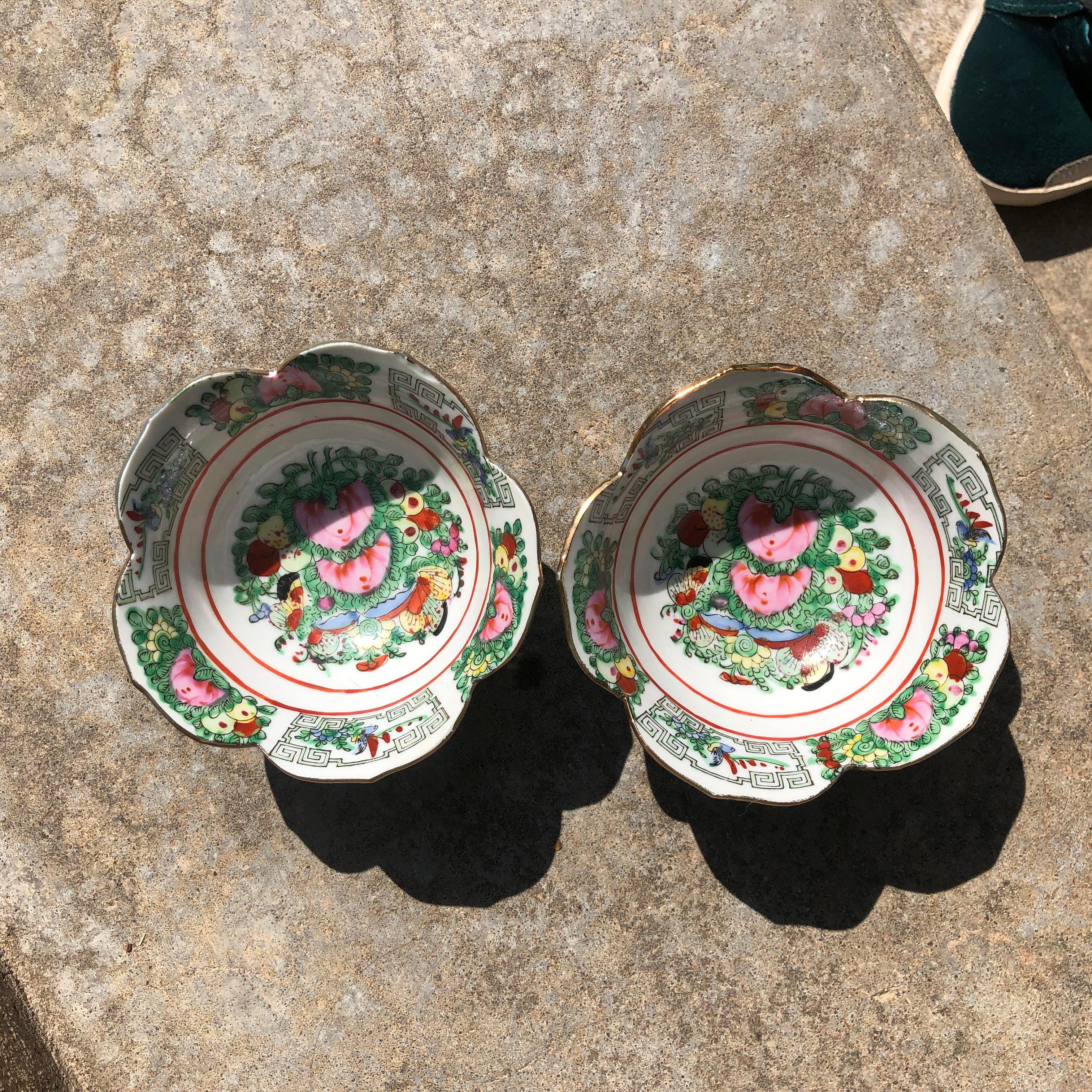 Porcelain Famille rose pink green gold lotus-shaped bowls from the Qing Dynasty, a pair. Two lotus-shaped small bowls with floral design throughout. Lip of each piece is shaped into lotus leaves that surround the top. Bowls taper and round down into