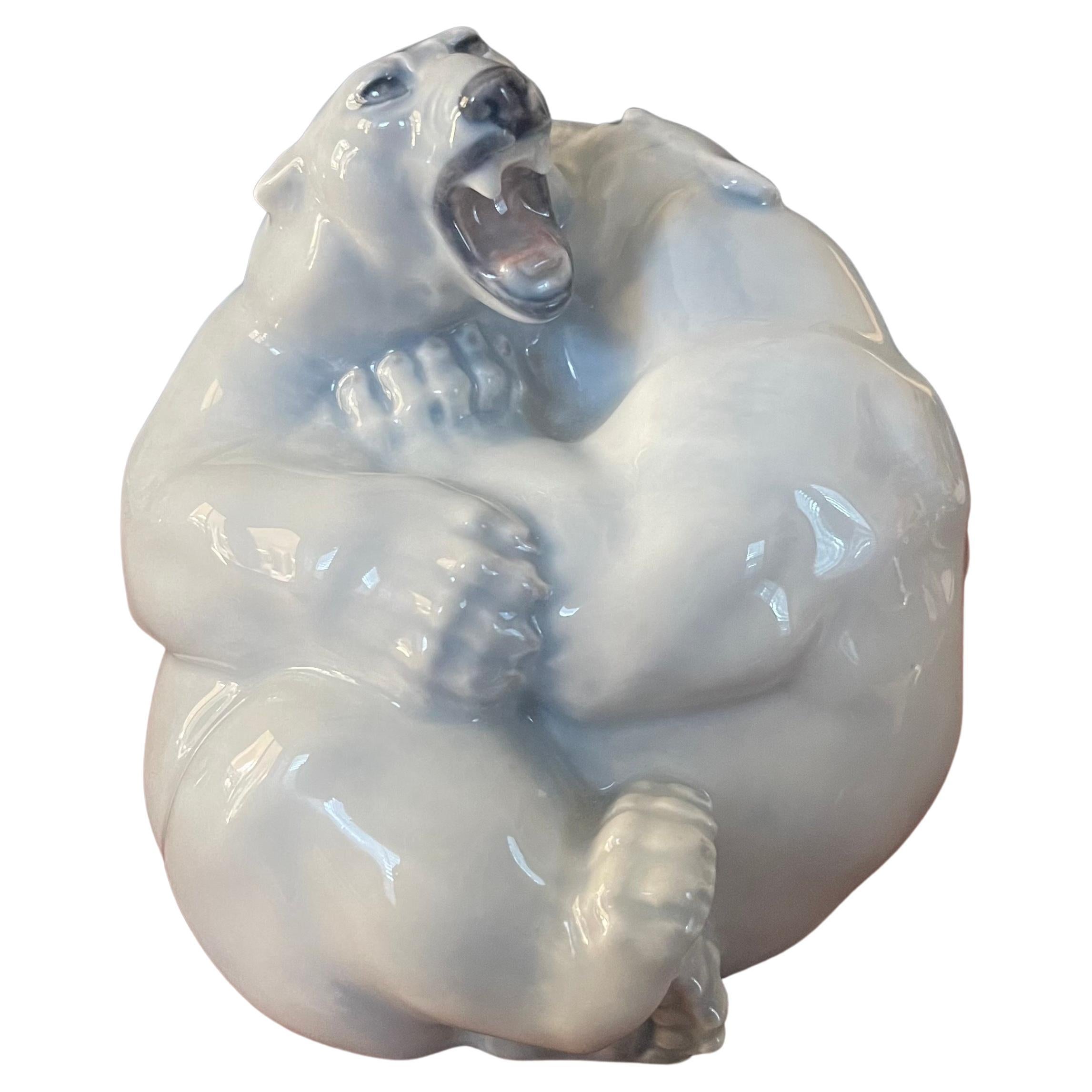 Sculpture en porcelaine représentant des ours polaires en train de se battre, réalisée par Royal Copenhagen, vers 1936 (ligne de poinçon au-dessus de 
