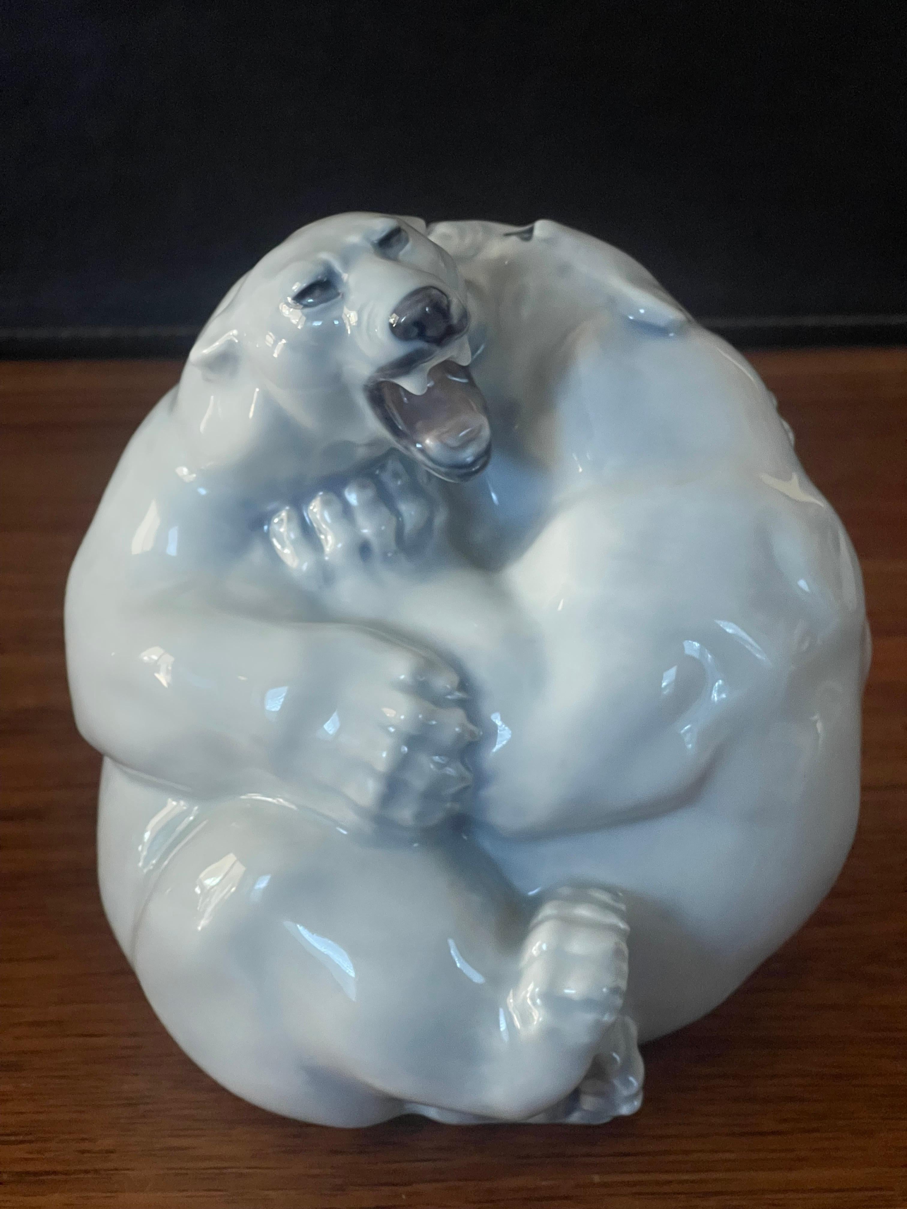 Porzellan-Skulptur eines Polarbären im Kampf mit Polarbären von Royal Copenhagen (Dänisch) im Angebot