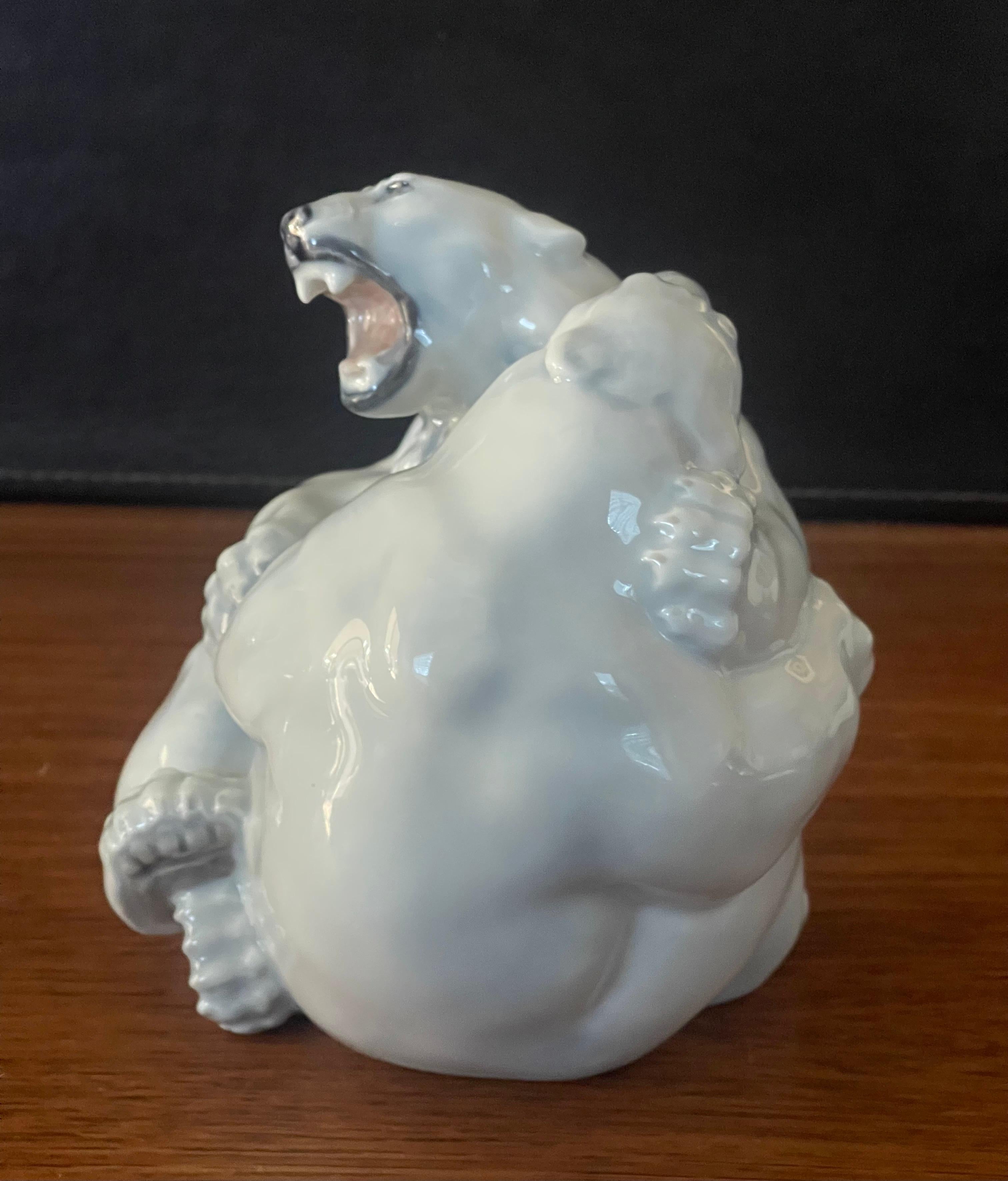 Porzellan-Skulptur eines Polarbären im Kampf mit Polarbären von Royal Copenhagen im Zustand „Gut“ im Angebot in San Diego, CA