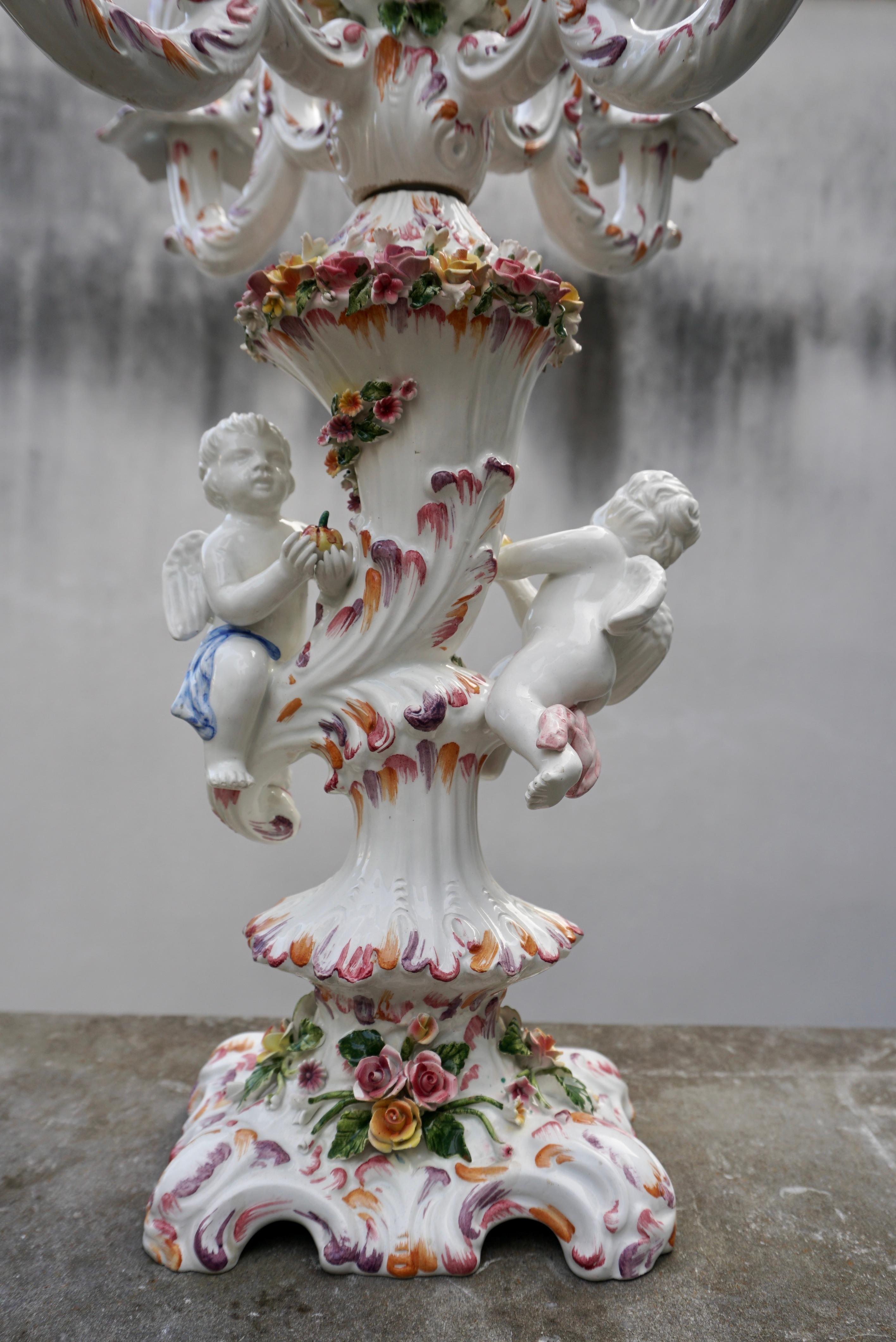 Candélabre à fleurs figuratif chérubin en porcelaine  en vente 2
