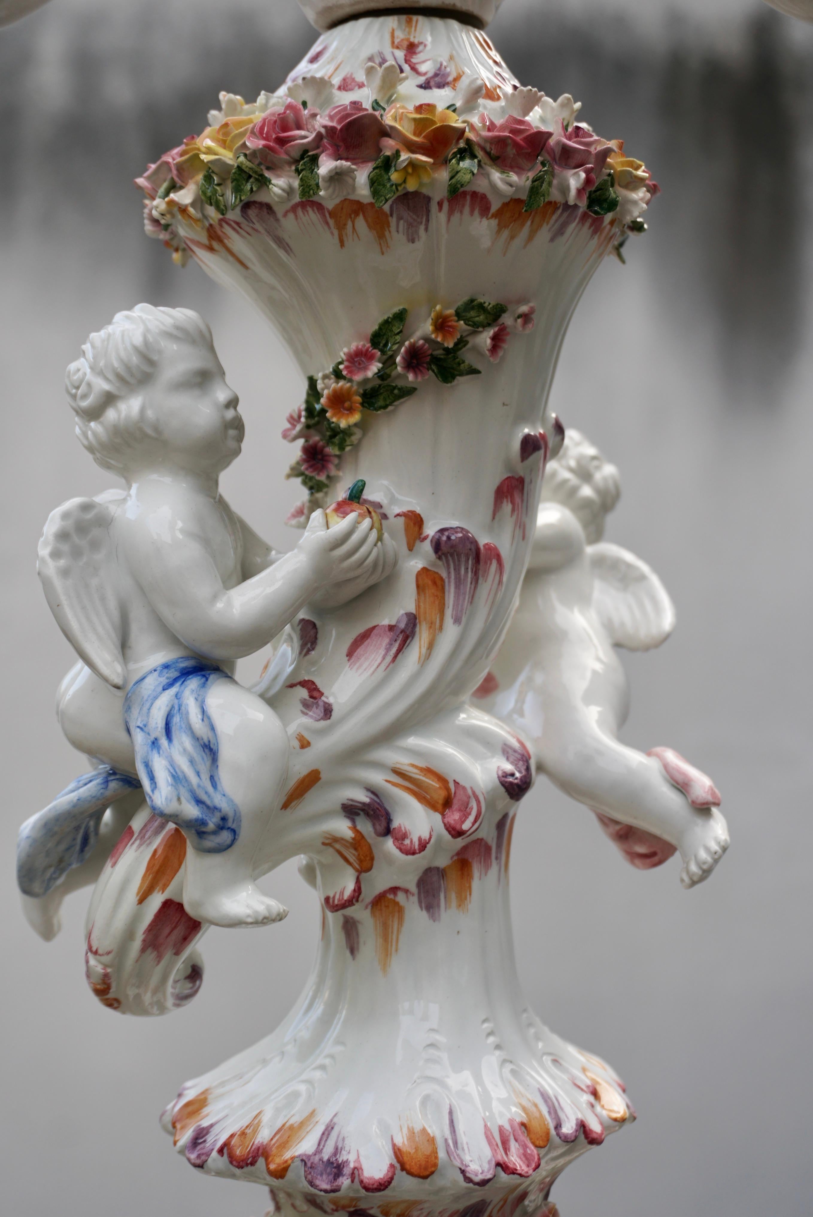 Figuraler Cherub-Blumenkandelaber aus Porzellan im Angebot 5