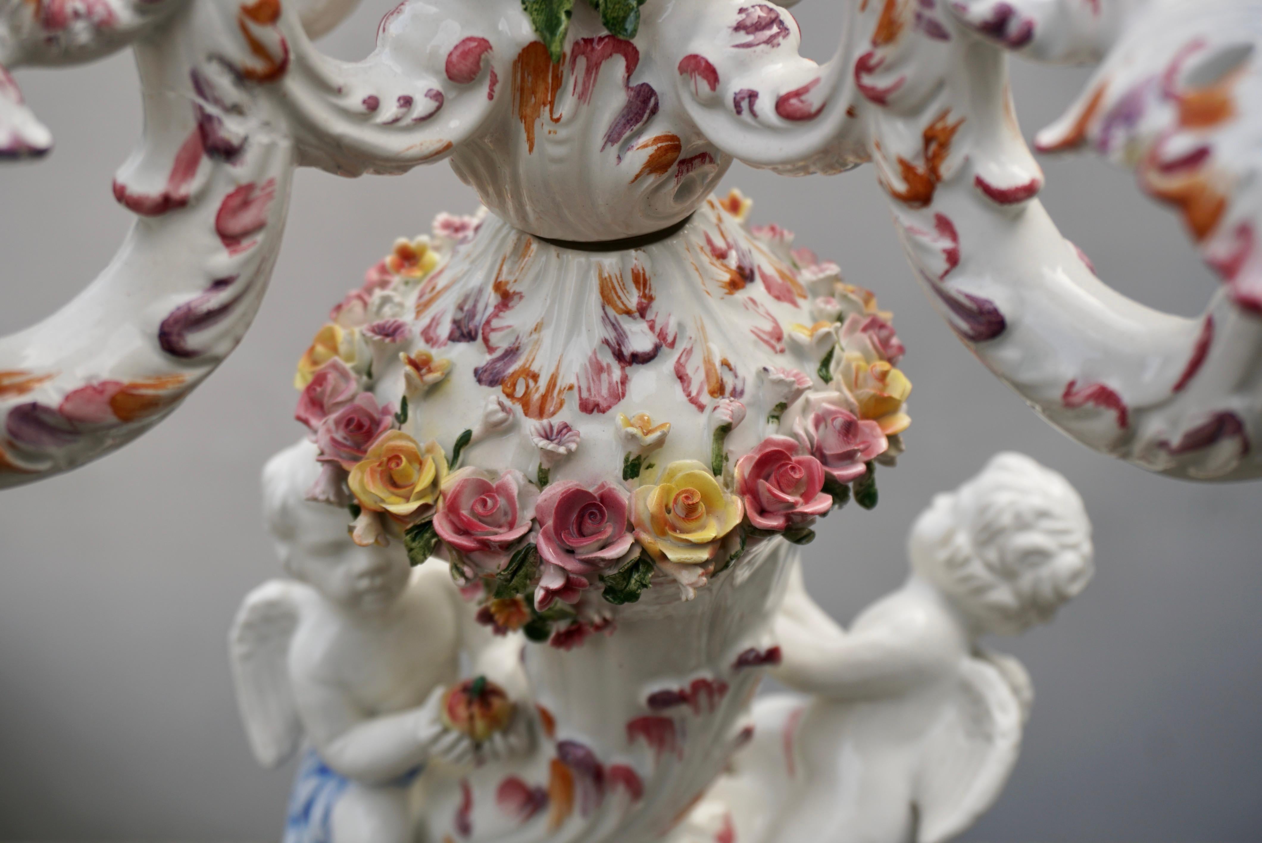 Figuraler Cherub-Blumenkandelaber aus Porzellan im Angebot 7