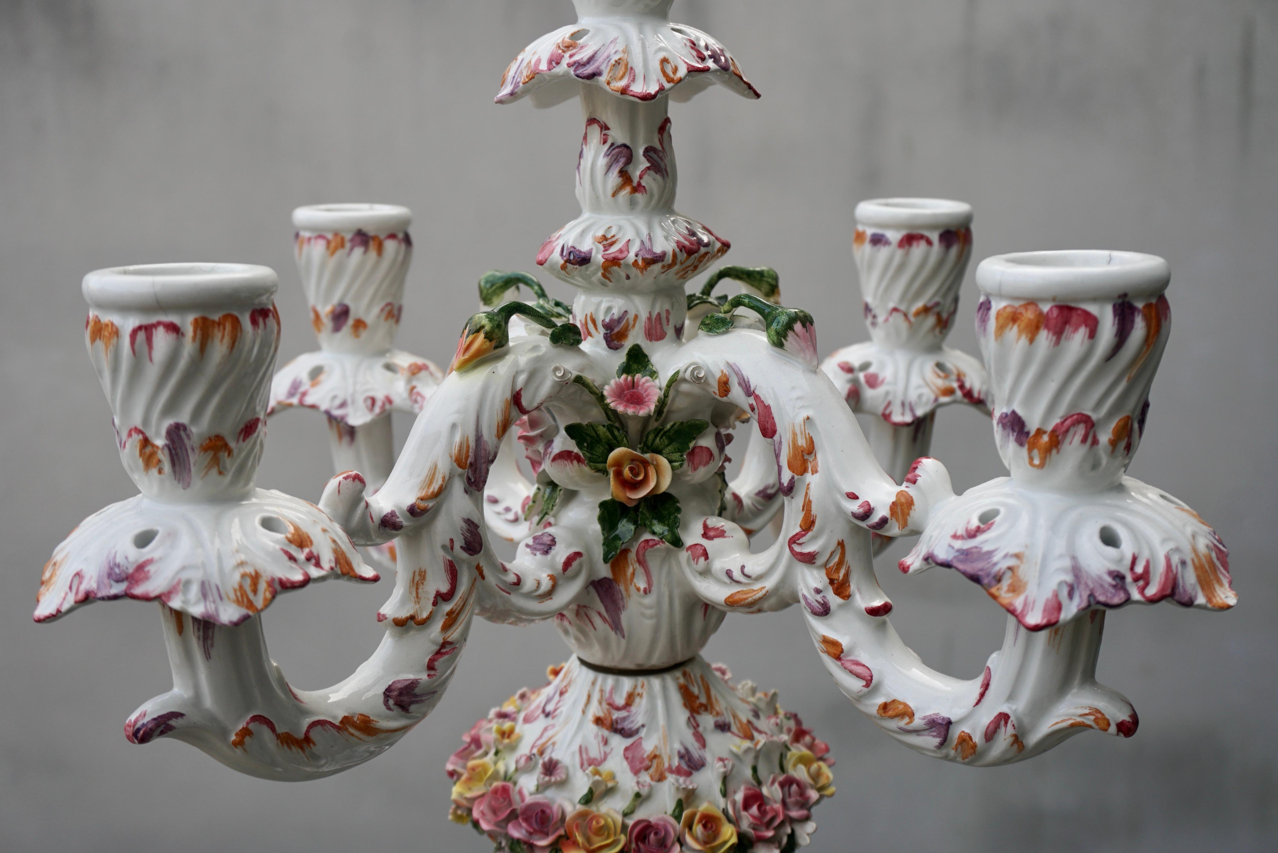 Figuraler Cherub-Blumenkandelaber aus Porzellan im Angebot 8