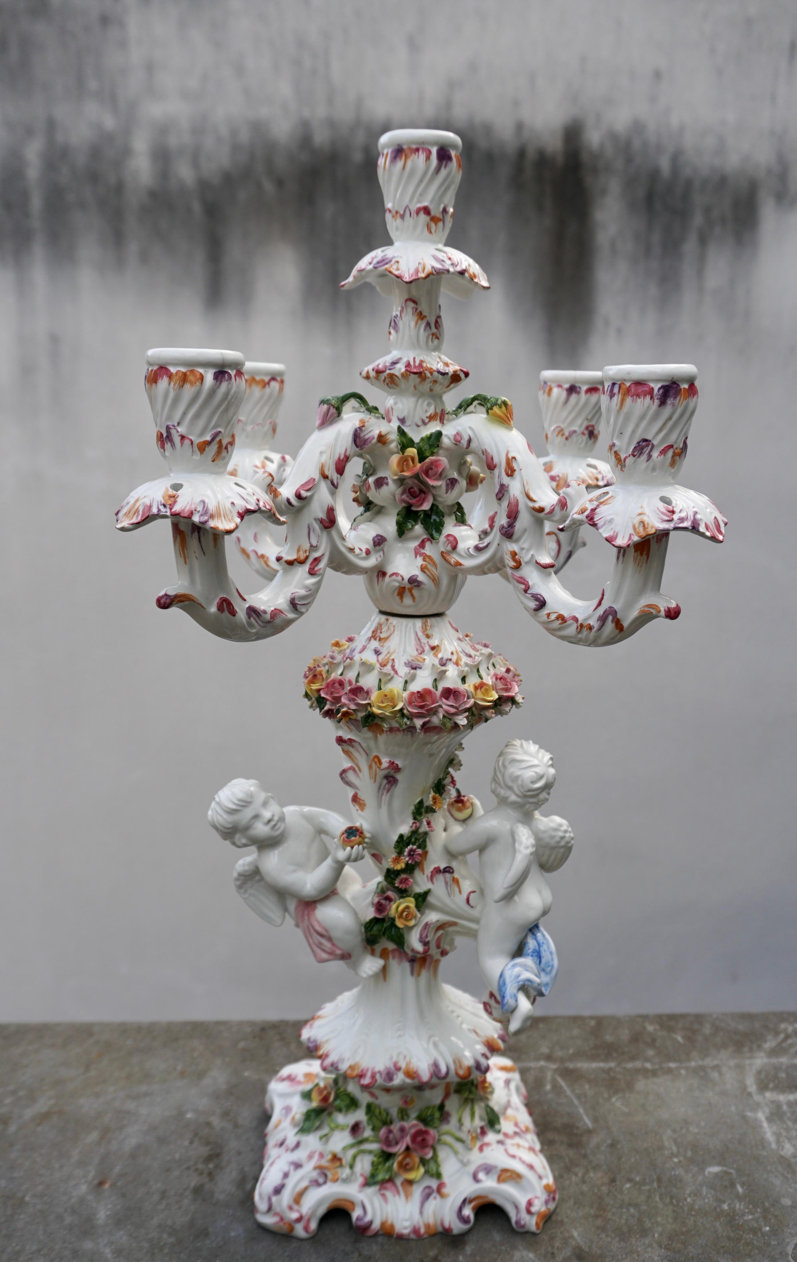 Chandelier en porcelaine de style Capodimonte avec 5 lumières et 2 figures. Très élaboré avec des chérubins et beaucoup de fleurs et de fruits appliqués délicatement.