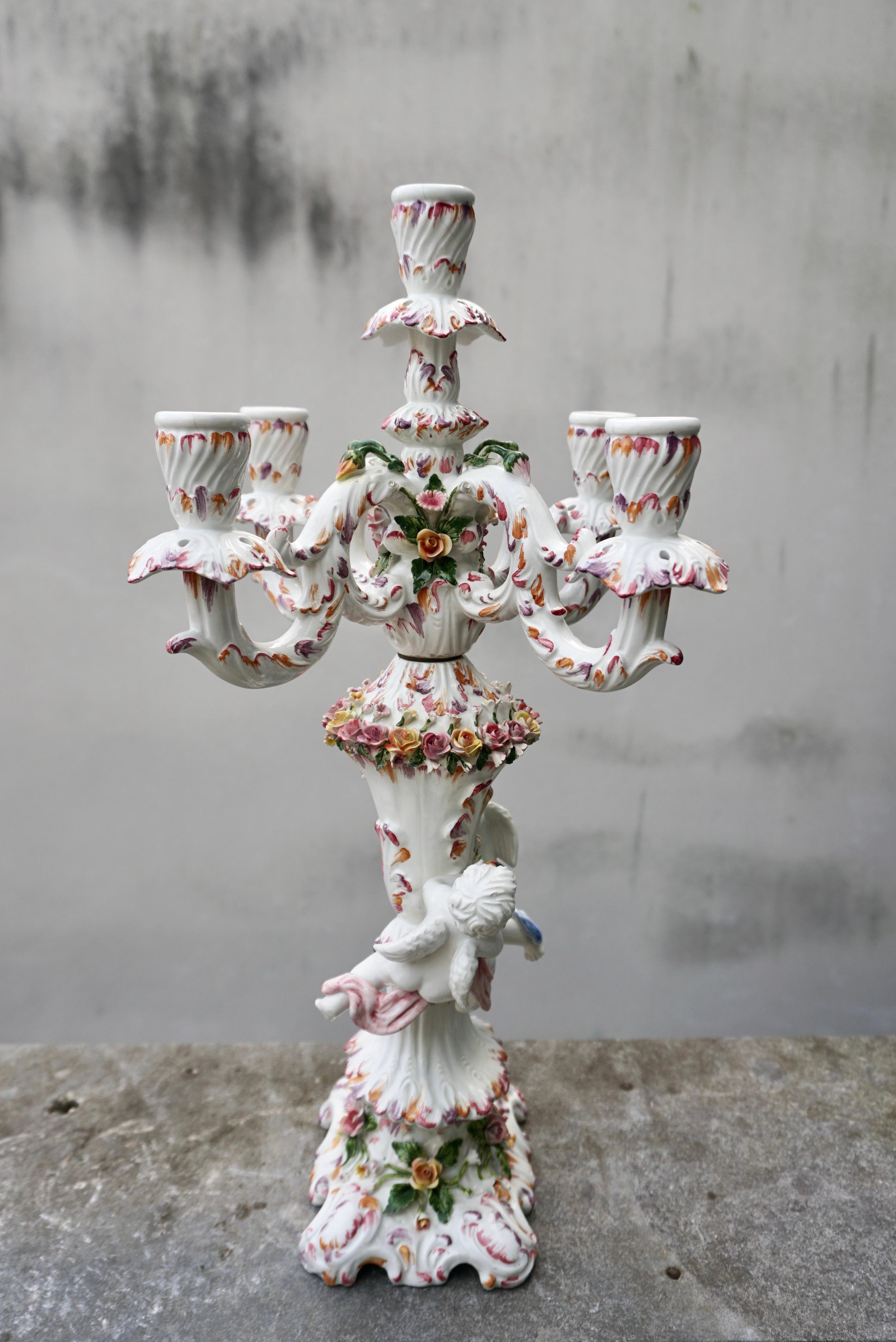 Hollywood Regency Candélabre à fleurs figuratif chérubin en porcelaine  en vente