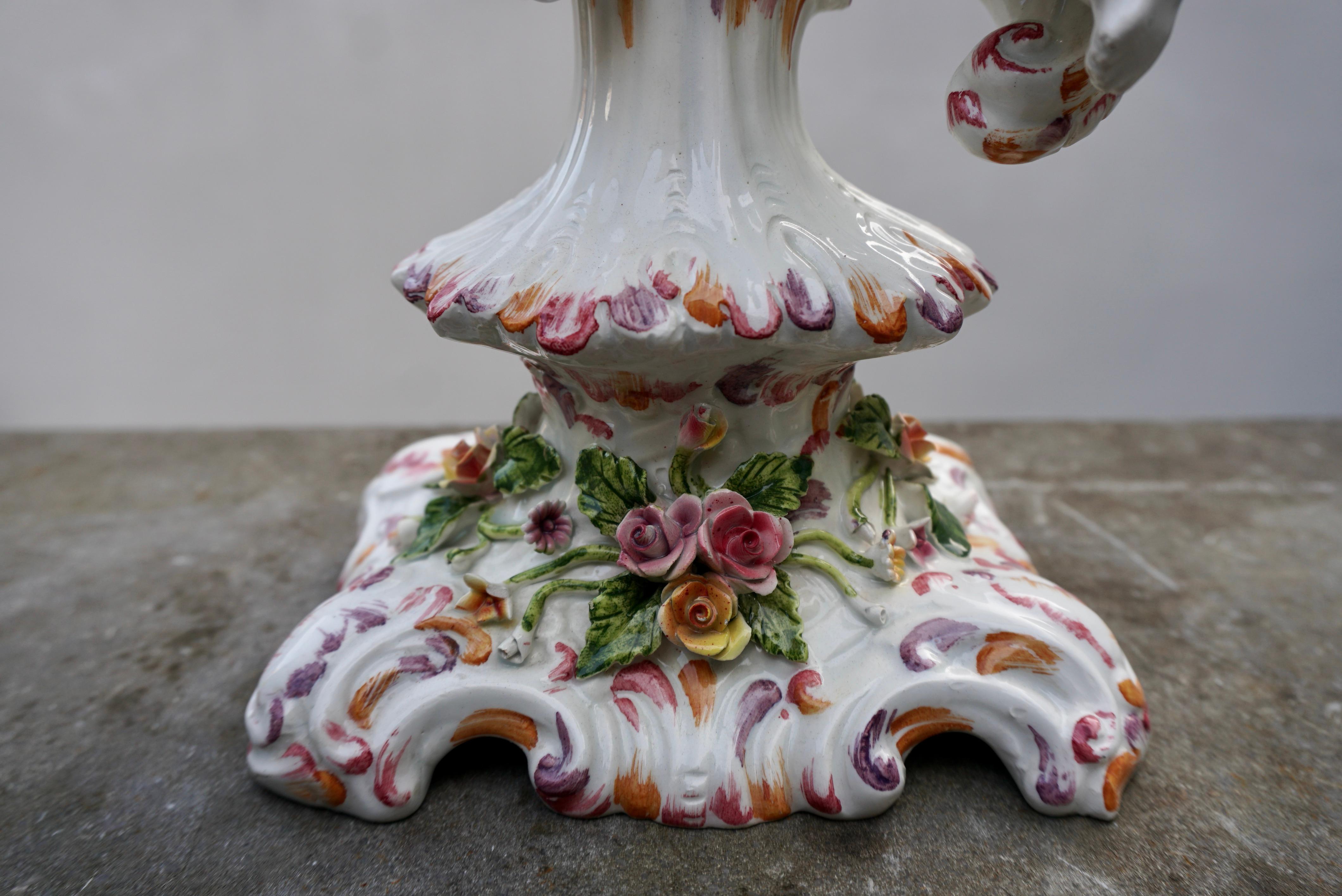 20ième siècle Candélabre à fleurs figuratif chérubin en porcelaine  en vente
