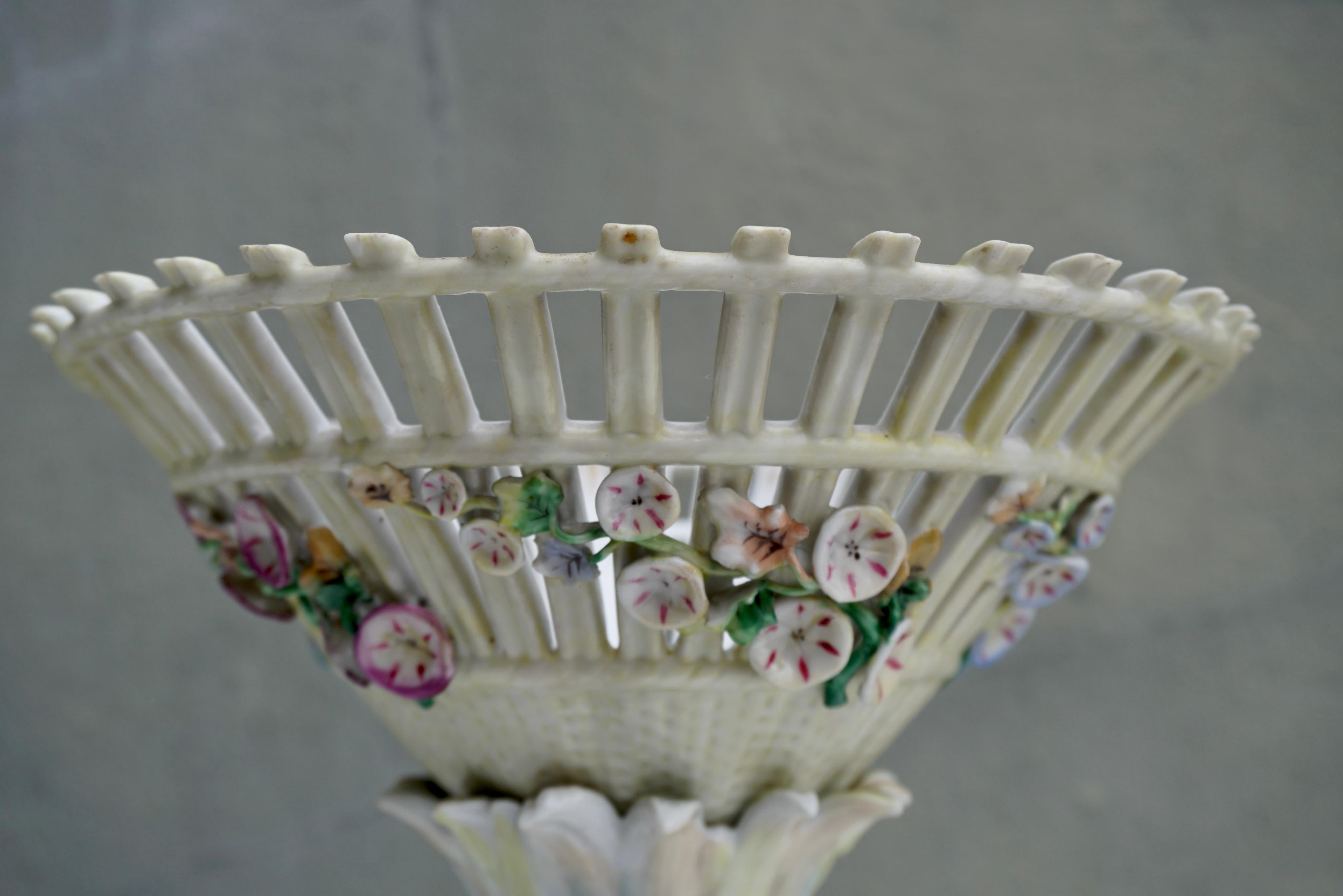 Jardinière ou bol de centre de table en porcelaine avec chérubin figuratif en vente 5