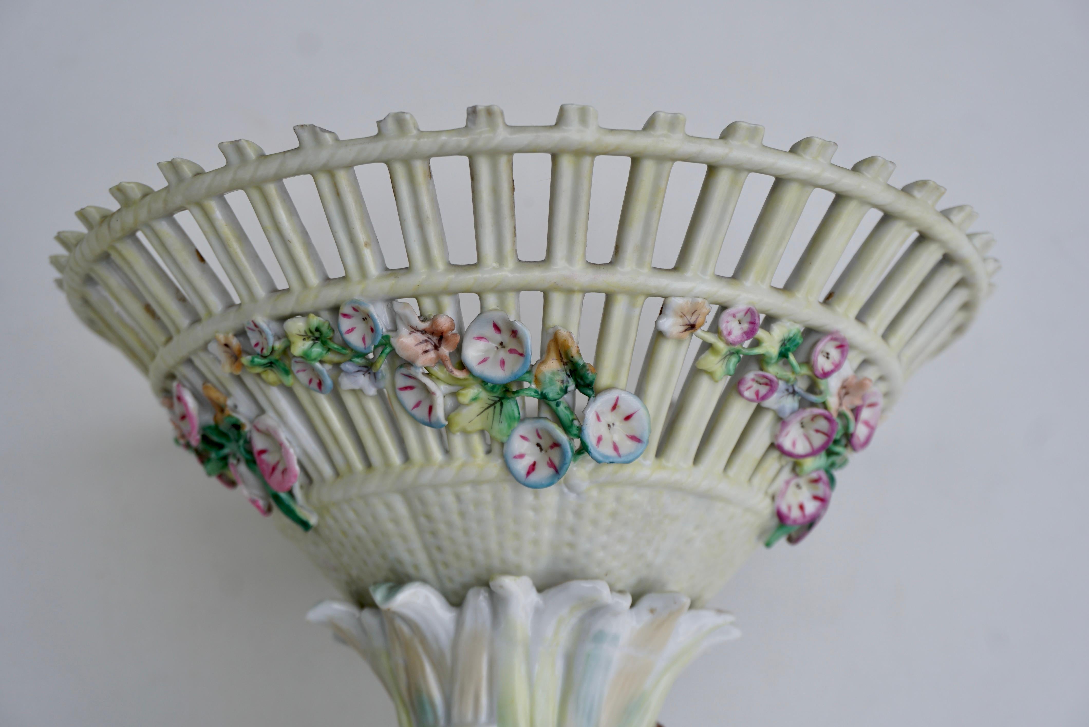 Jardinière ou bol de centre de table en porcelaine avec chérubin figuratif en vente 11