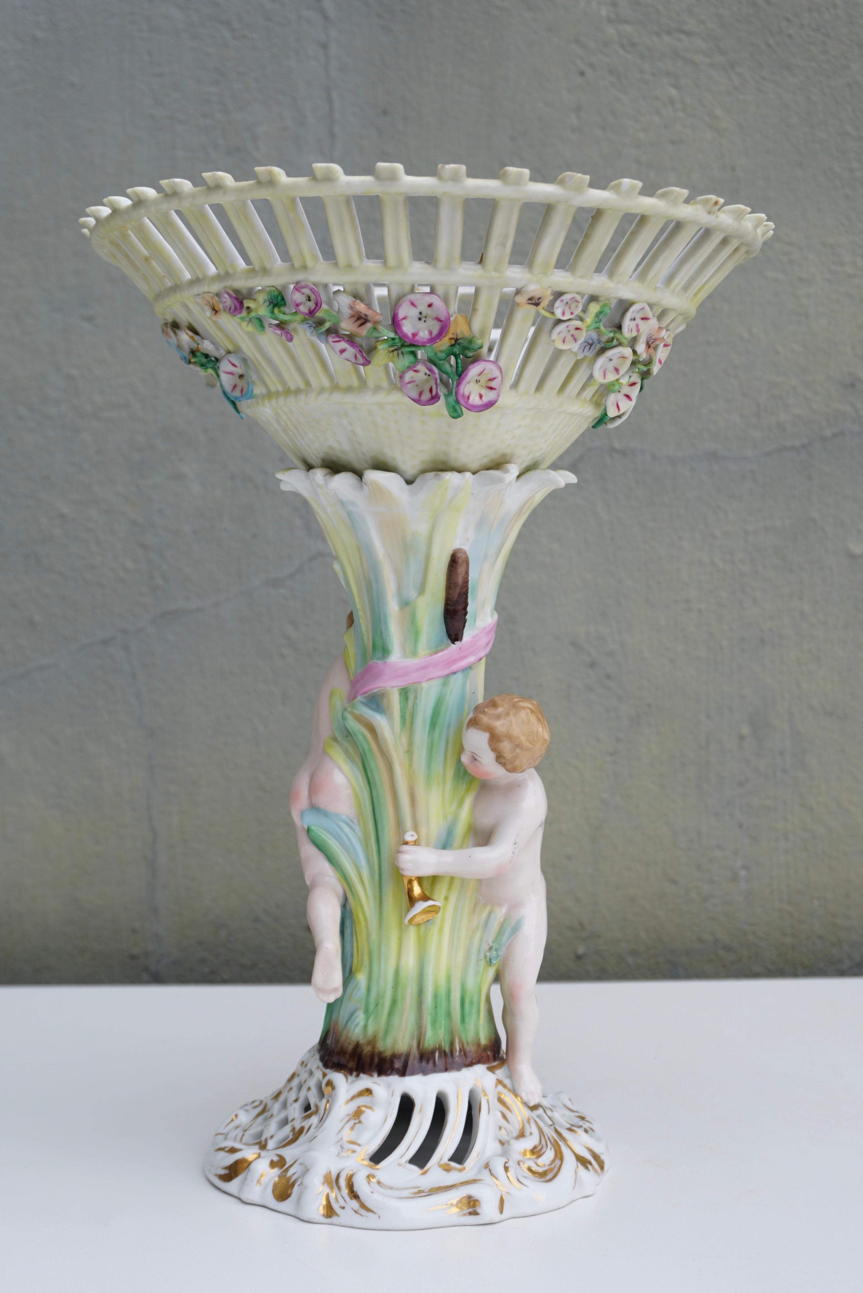 Porzellan Figuraler Cherub Jardinière oder Tafelaufsatz Schale (Rokoko) im Angebot