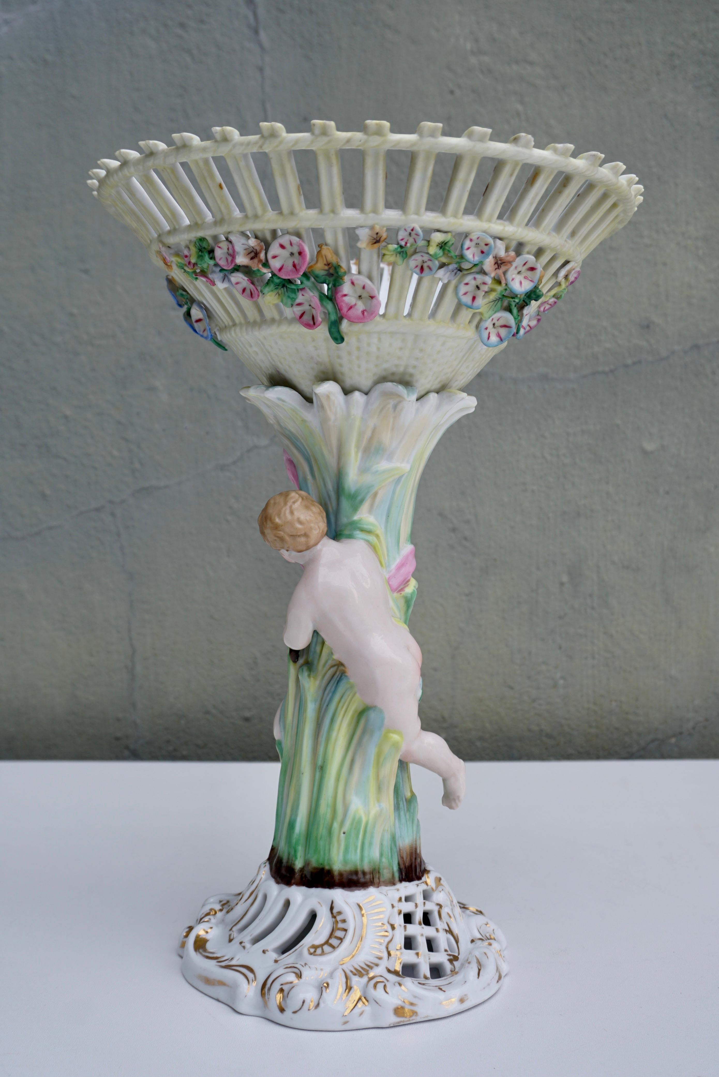 Européen Jardinière ou bol de centre de table en porcelaine avec chérubin figuratif en vente