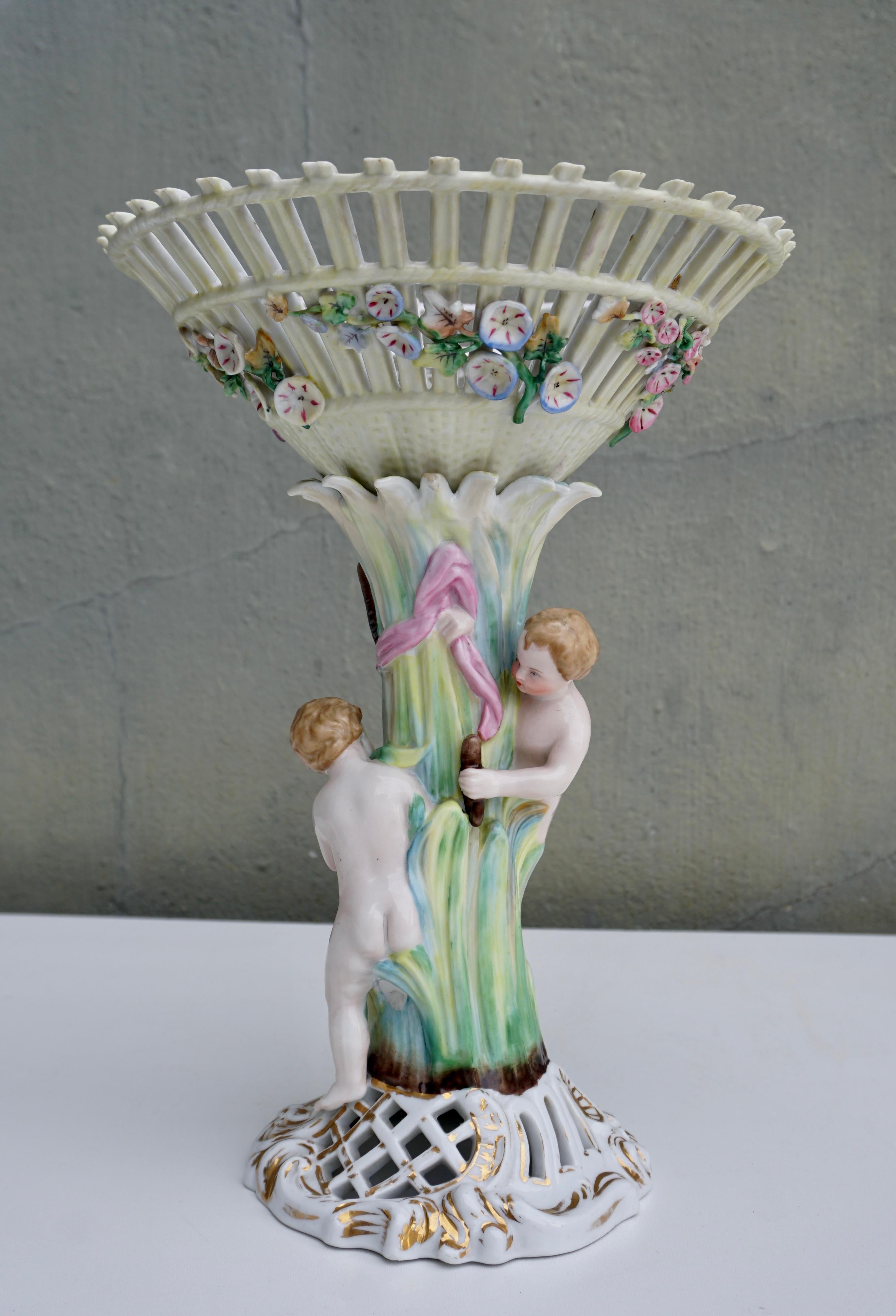 Jardinière ou bol de centre de table en porcelaine avec chérubin figuratif Bon état - En vente à Antwerp, BE
