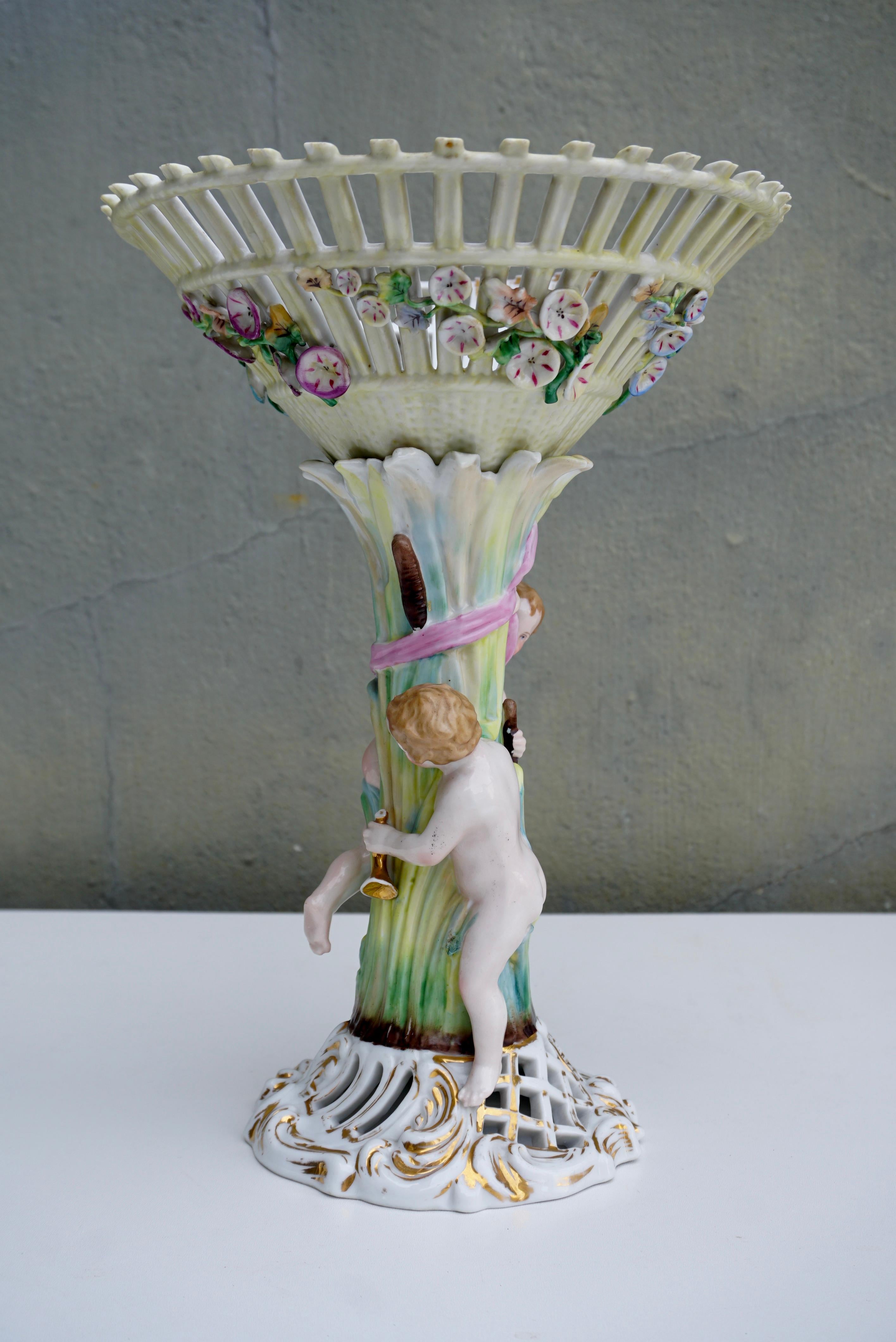 20ième siècle Jardinière ou bol de centre de table en porcelaine avec chérubin figuratif en vente