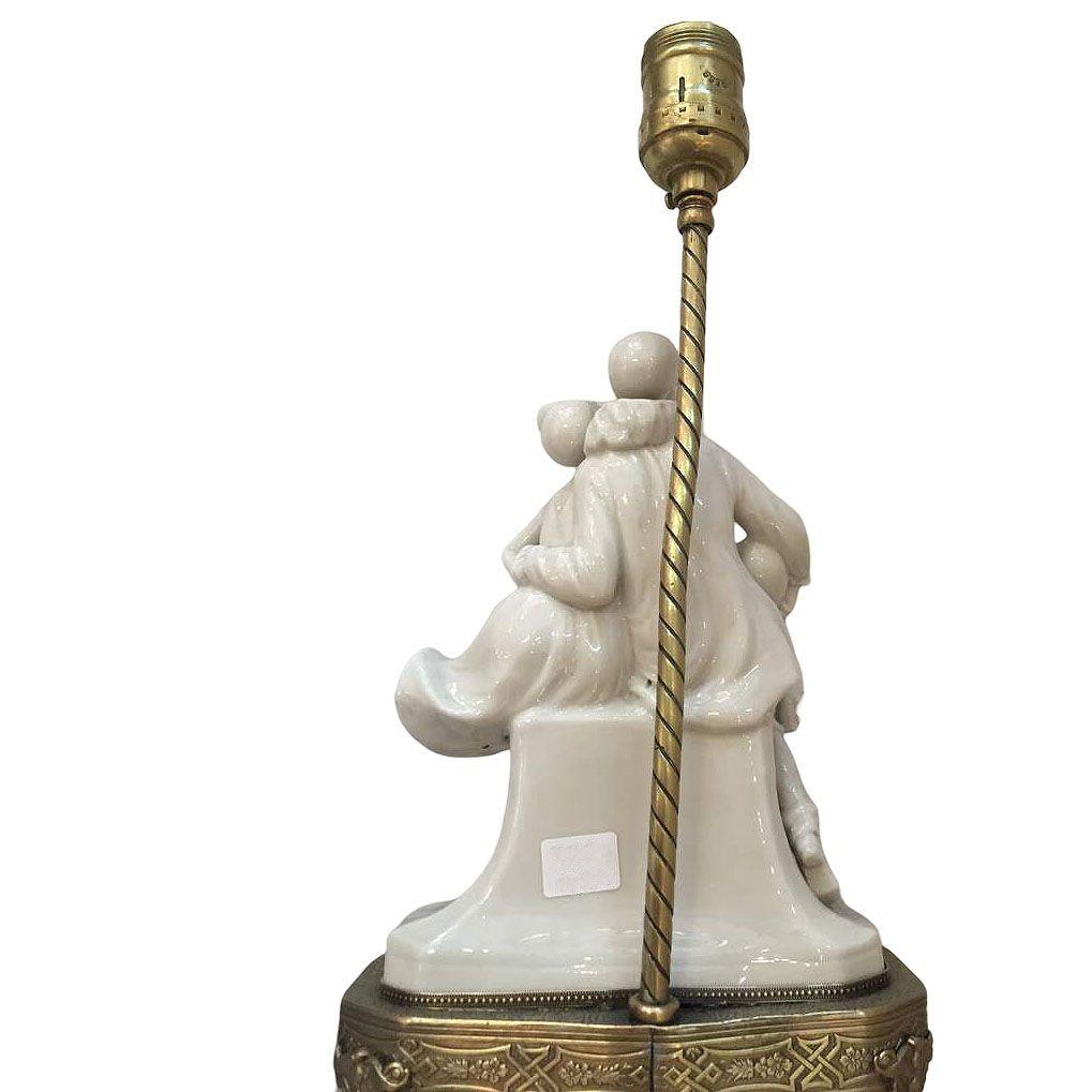Lámpara figurada de porcelana Arlequín con base de latón, hacia 1920 Art Decó en venta