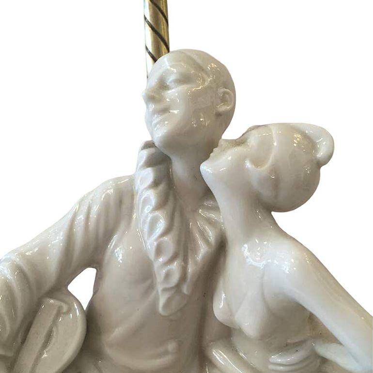 Lámpara figurada de porcelana Arlequín con base de latón, hacia 1920 Estadounidense en venta
