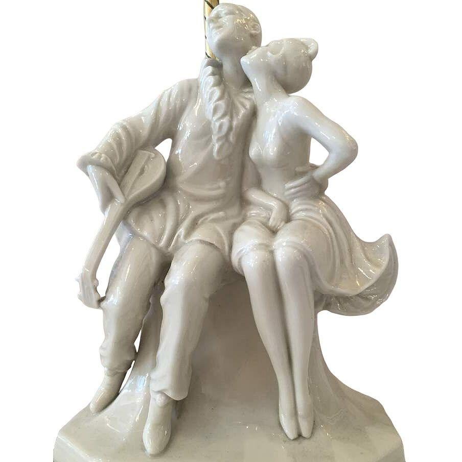 Lámpara figurada de porcelana Arlequín con base de latón, hacia 1920 en Excelente estado para la venta en Van Nuys, CA