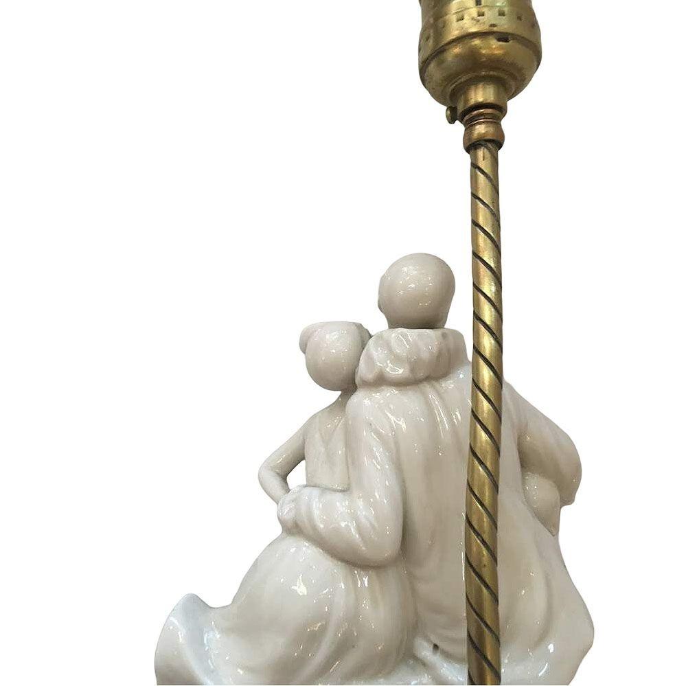 Lámpara figurada de porcelana Arlequín con base de latón, hacia 1920 principios del siglo XX en venta