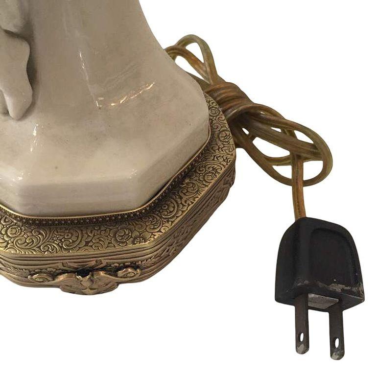 Lámpara figurada de porcelana Arlequín con base de latón, hacia 1920 Latón en venta
