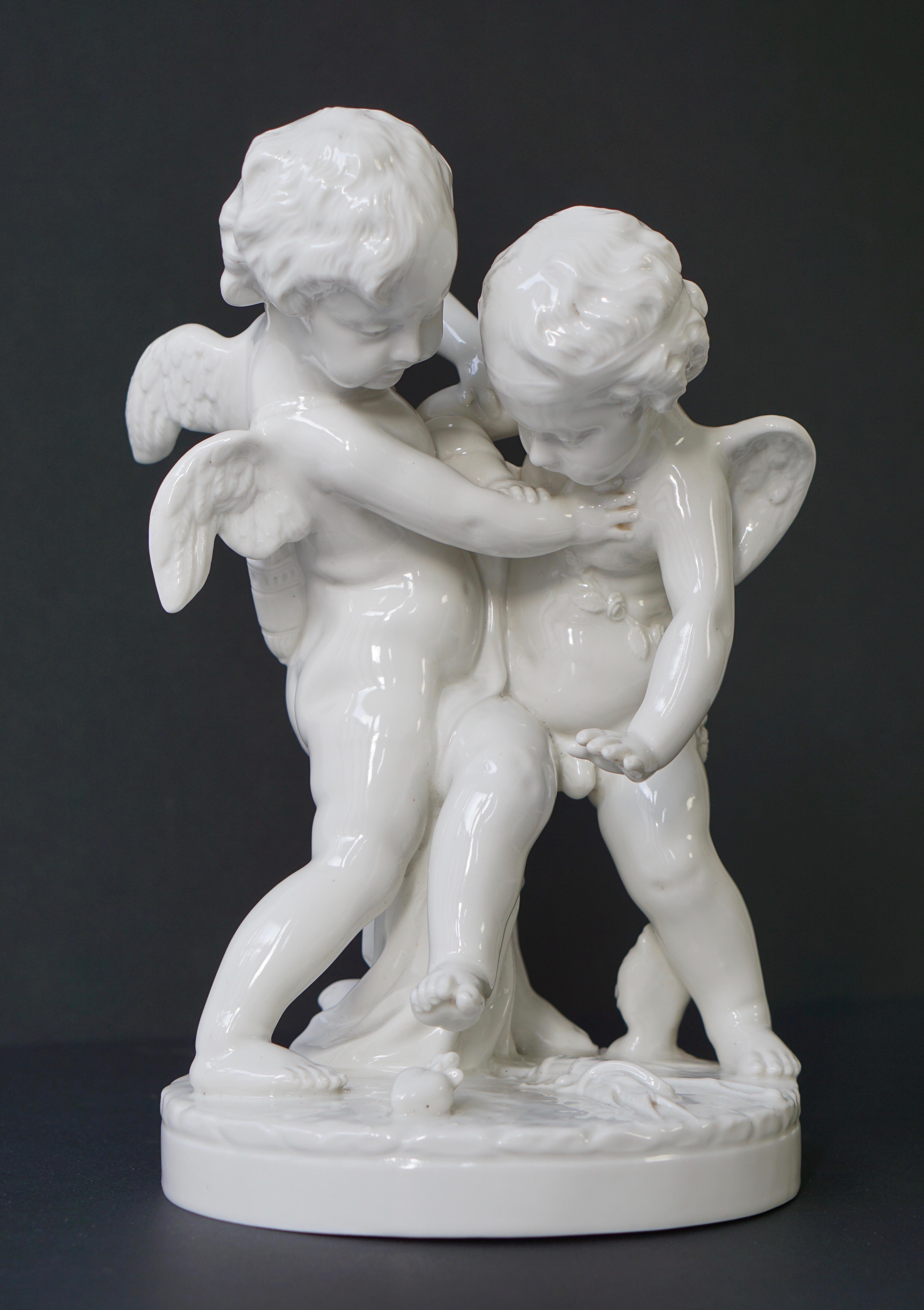  Figurative Porzellan-Skulptur mit zwei kleinen Engeln, Putten im Angebot 4