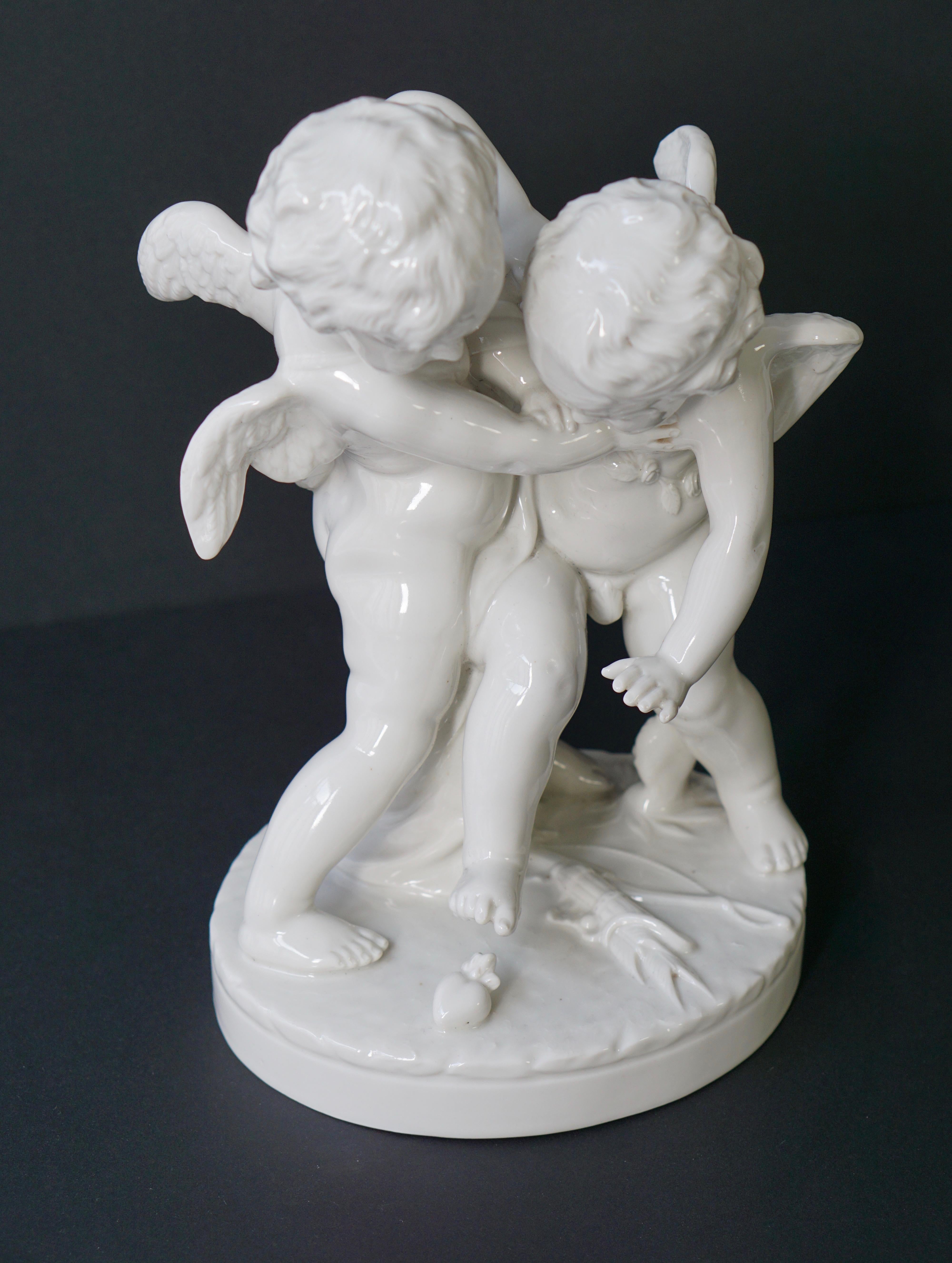  Figurative Porzellan-Skulptur mit zwei kleinen Engeln, Putten im Angebot 6