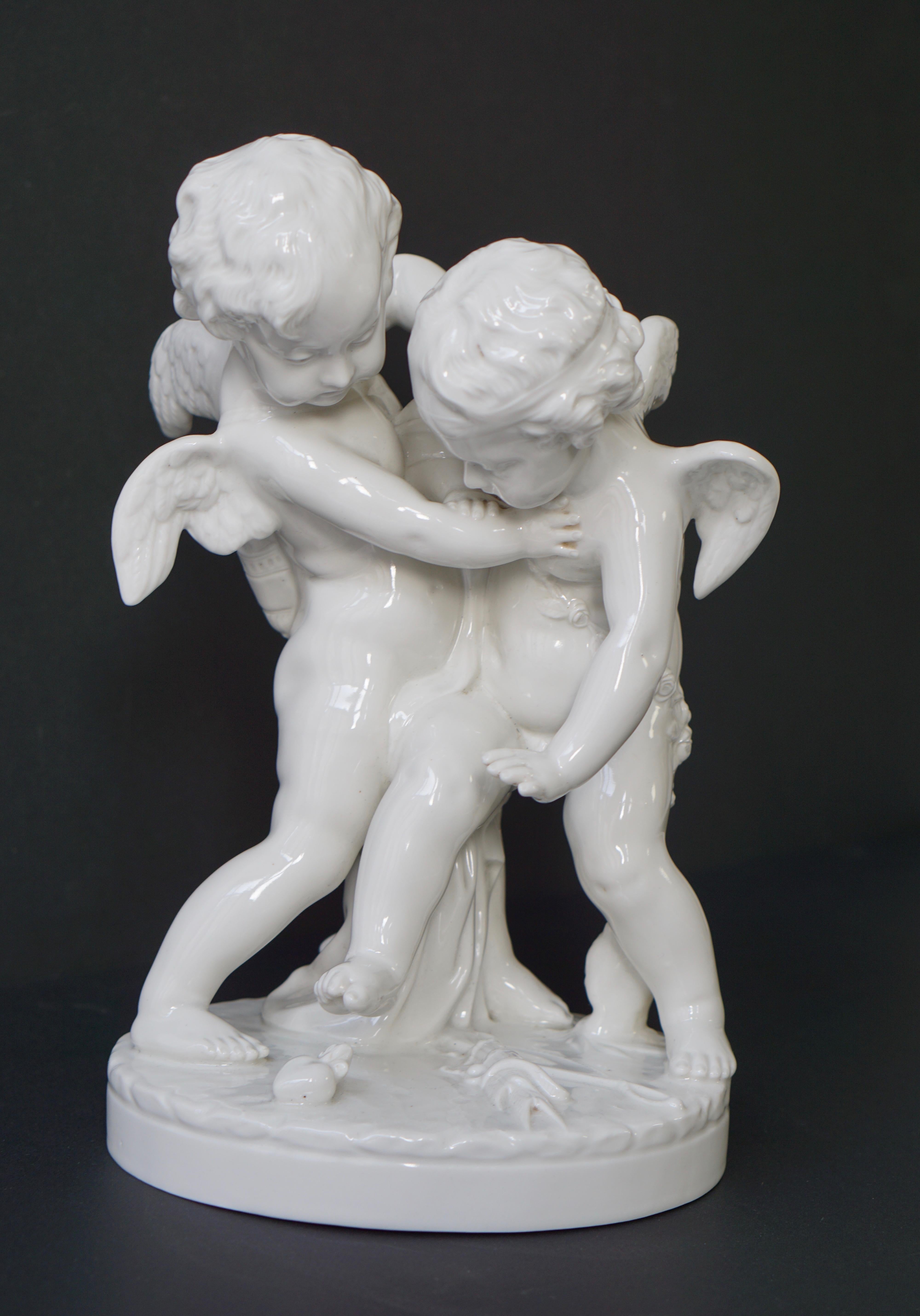  Figurative Porzellan-Skulptur mit zwei kleinen Engeln, Putten im Angebot 7