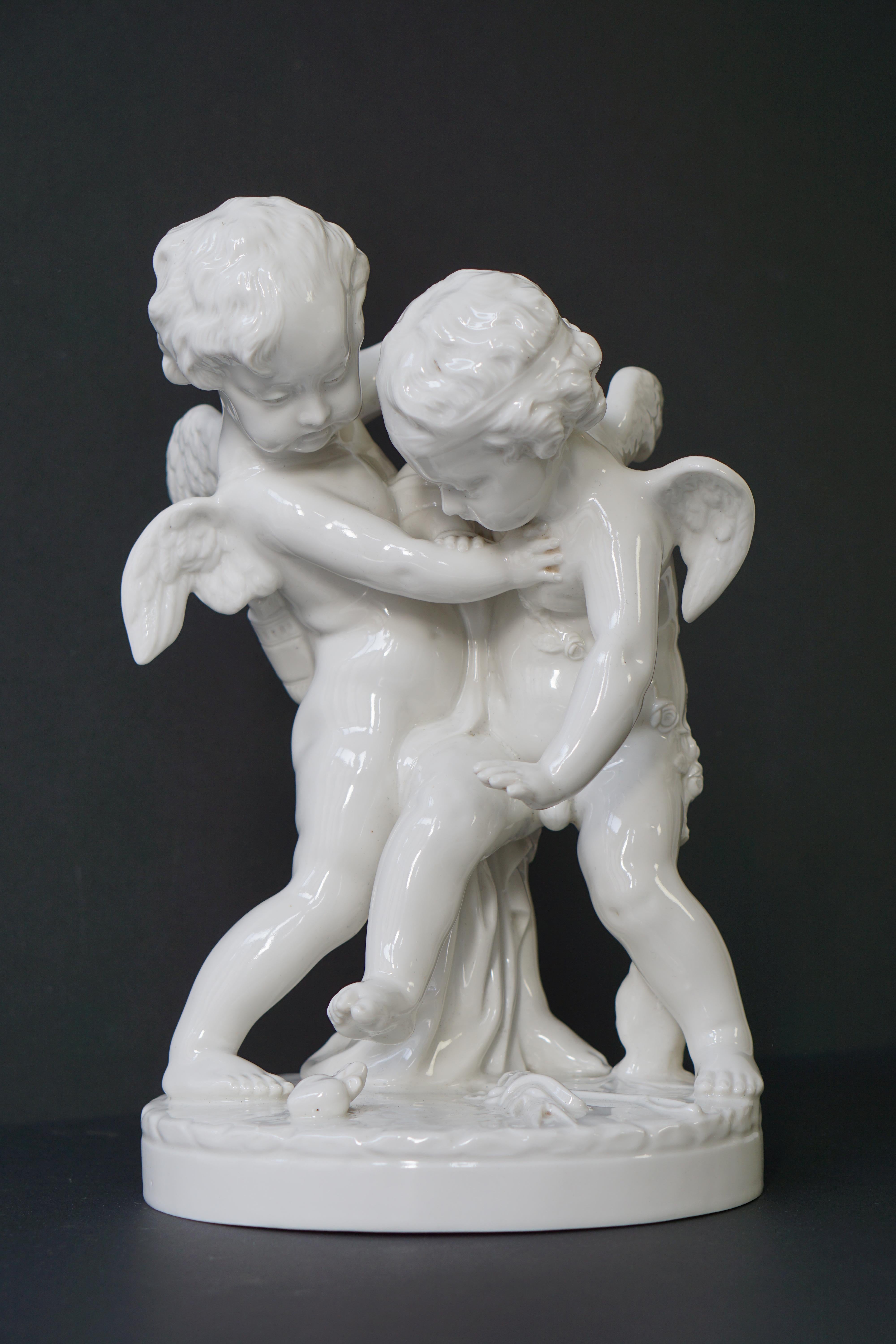 Handgefertigte Porzellanskulptur, die zwei geflügelte Engel, ein Paar feiner Putten, darstellt.
Höhe 35 cm.
