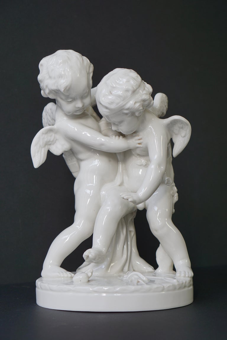 Handmade porcelain sculpture depicting two winged angels, a pair of fine putti.
Height 35 cm.