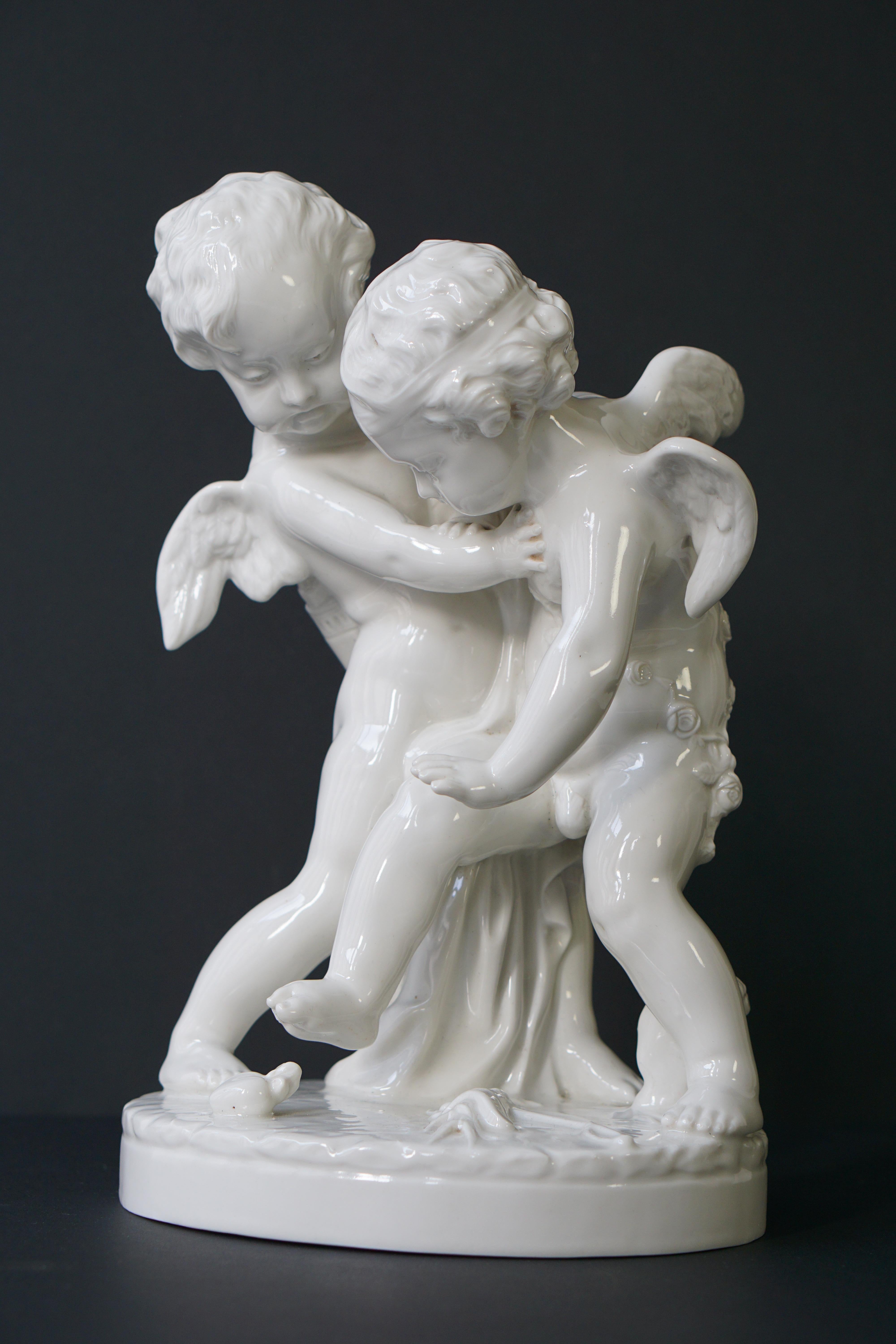  Figurative Porzellan-Skulptur mit zwei kleinen Engeln, Putten (Moderne der Mitte des Jahrhunderts) im Angebot
