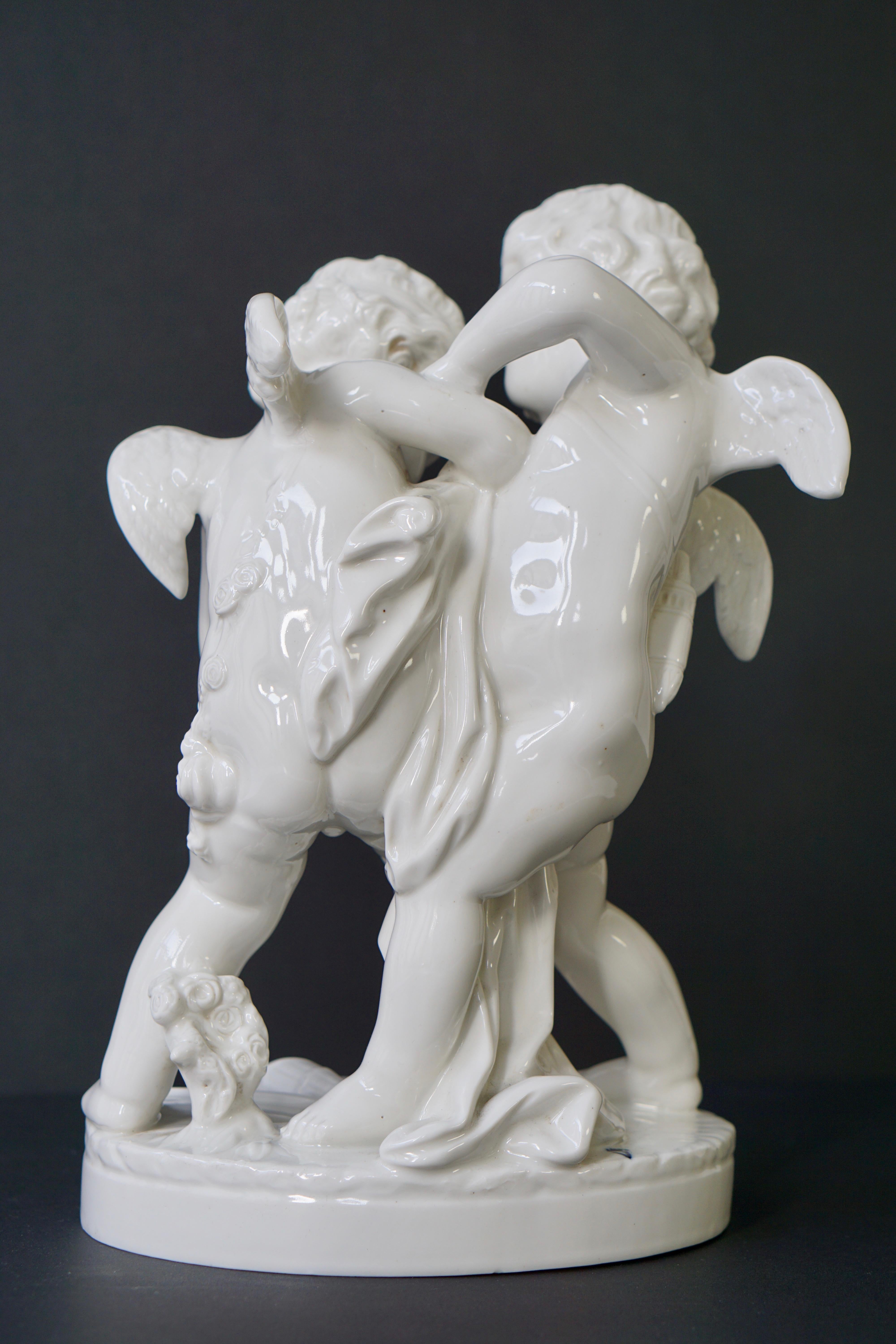  Figurative Porzellan-Skulptur mit zwei kleinen Engeln, Putten im Zustand „Gut“ im Angebot in Antwerp, BE