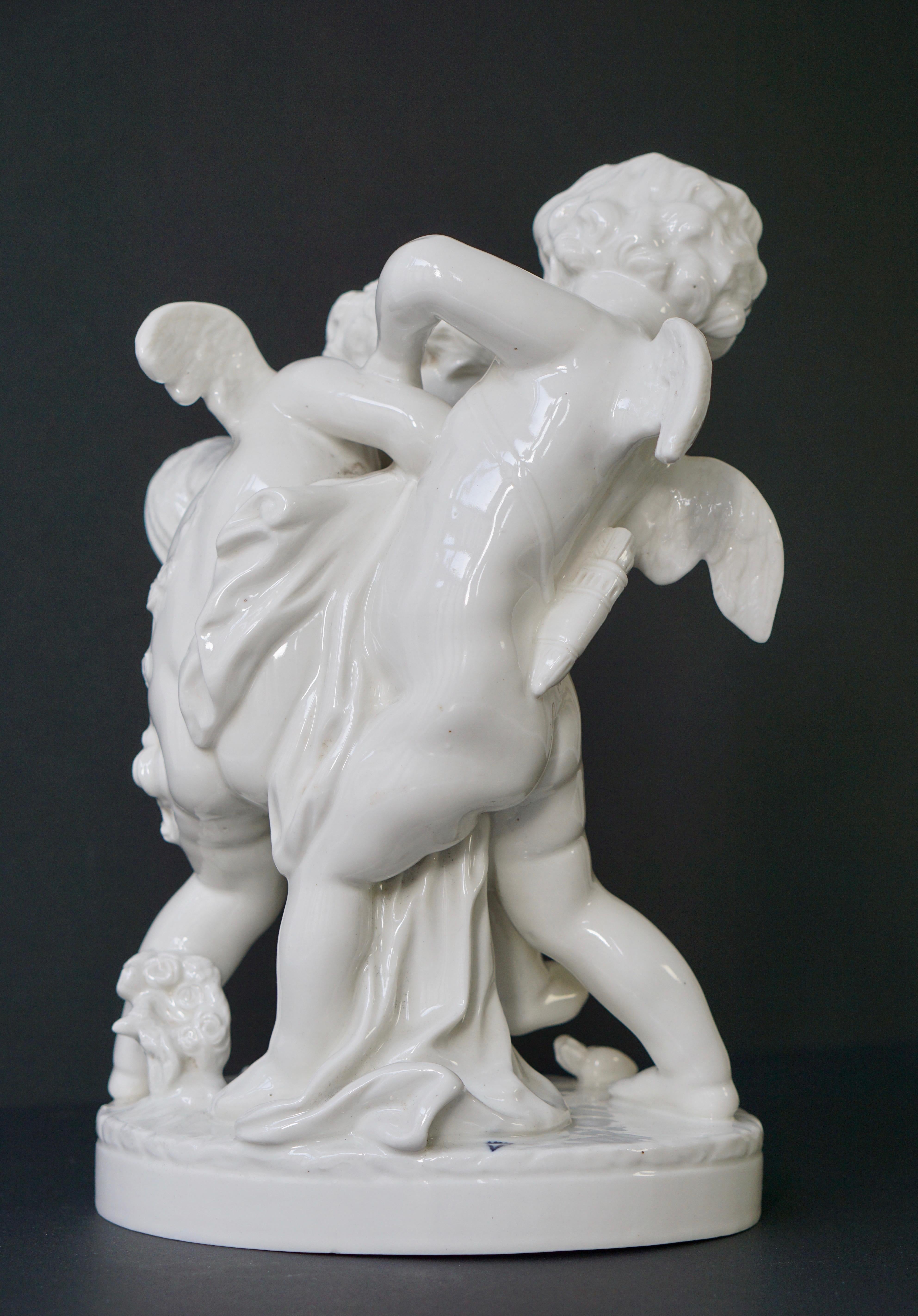  Figurative Porzellan-Skulptur mit zwei kleinen Engeln, Putten (20. Jahrhundert) im Angebot