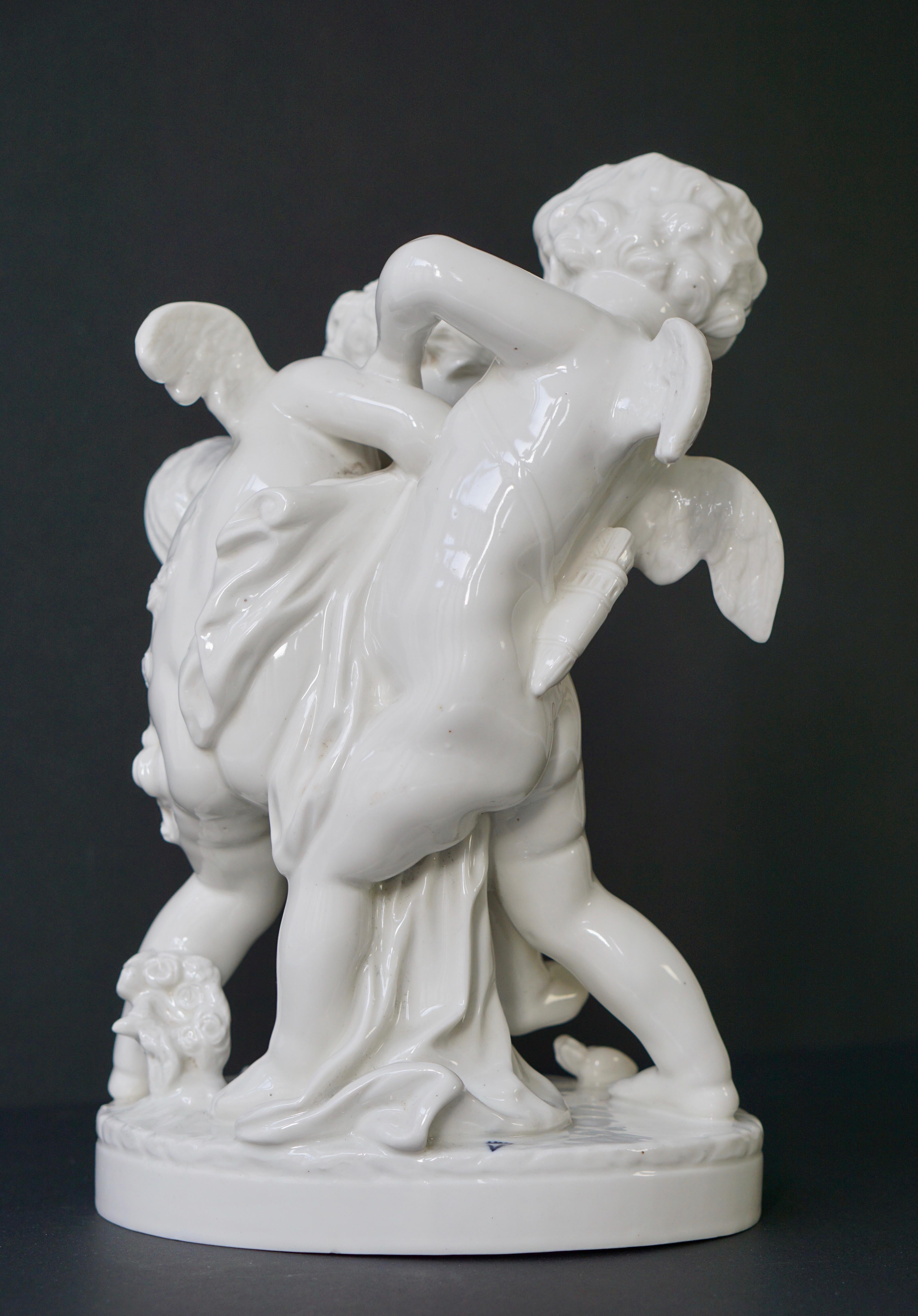 Escultura figurativa de porcelana que representa a dos angelitos, Putti siglo XX en venta