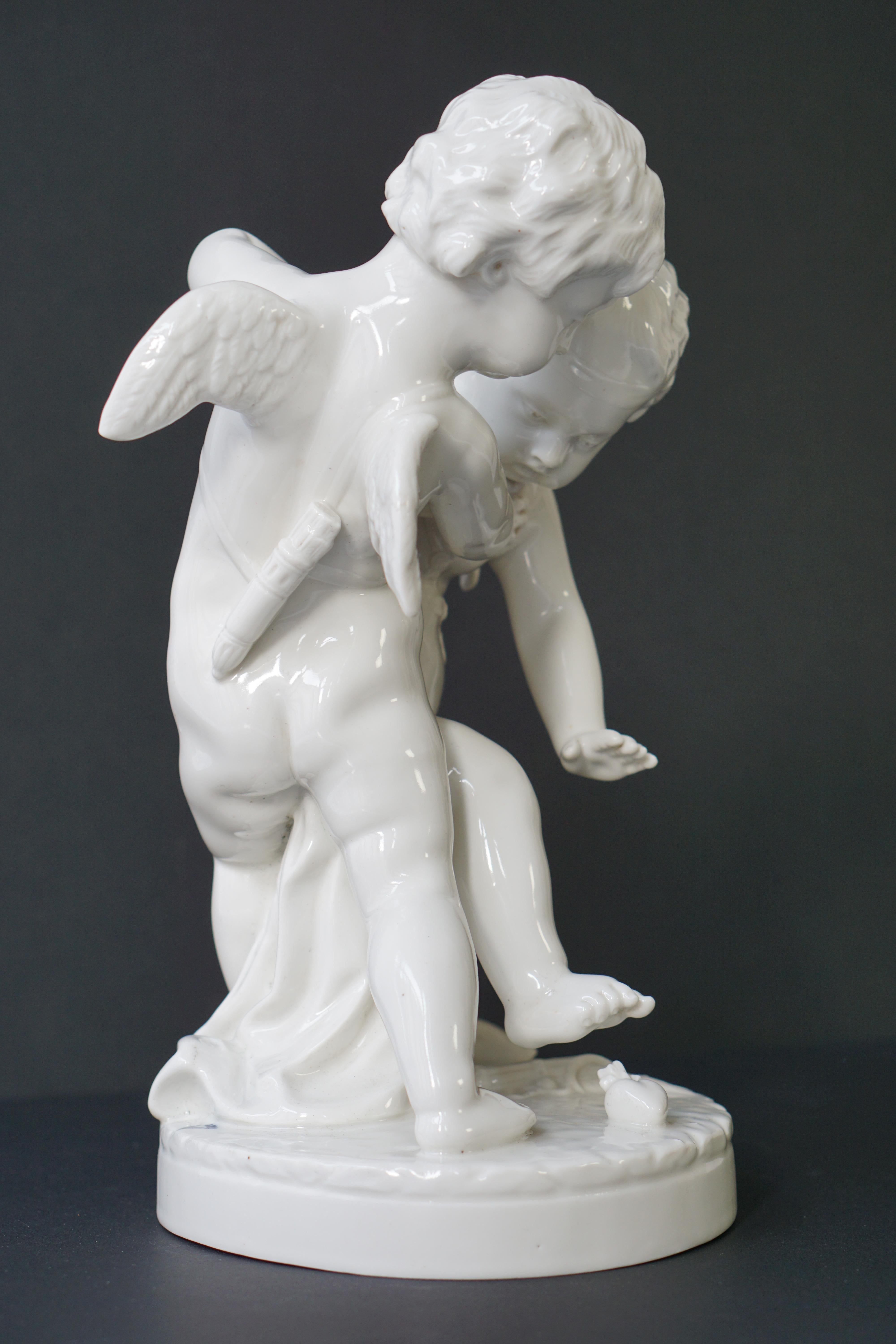  Figurative Porzellan-Skulptur mit zwei kleinen Engeln, Putten im Angebot 1