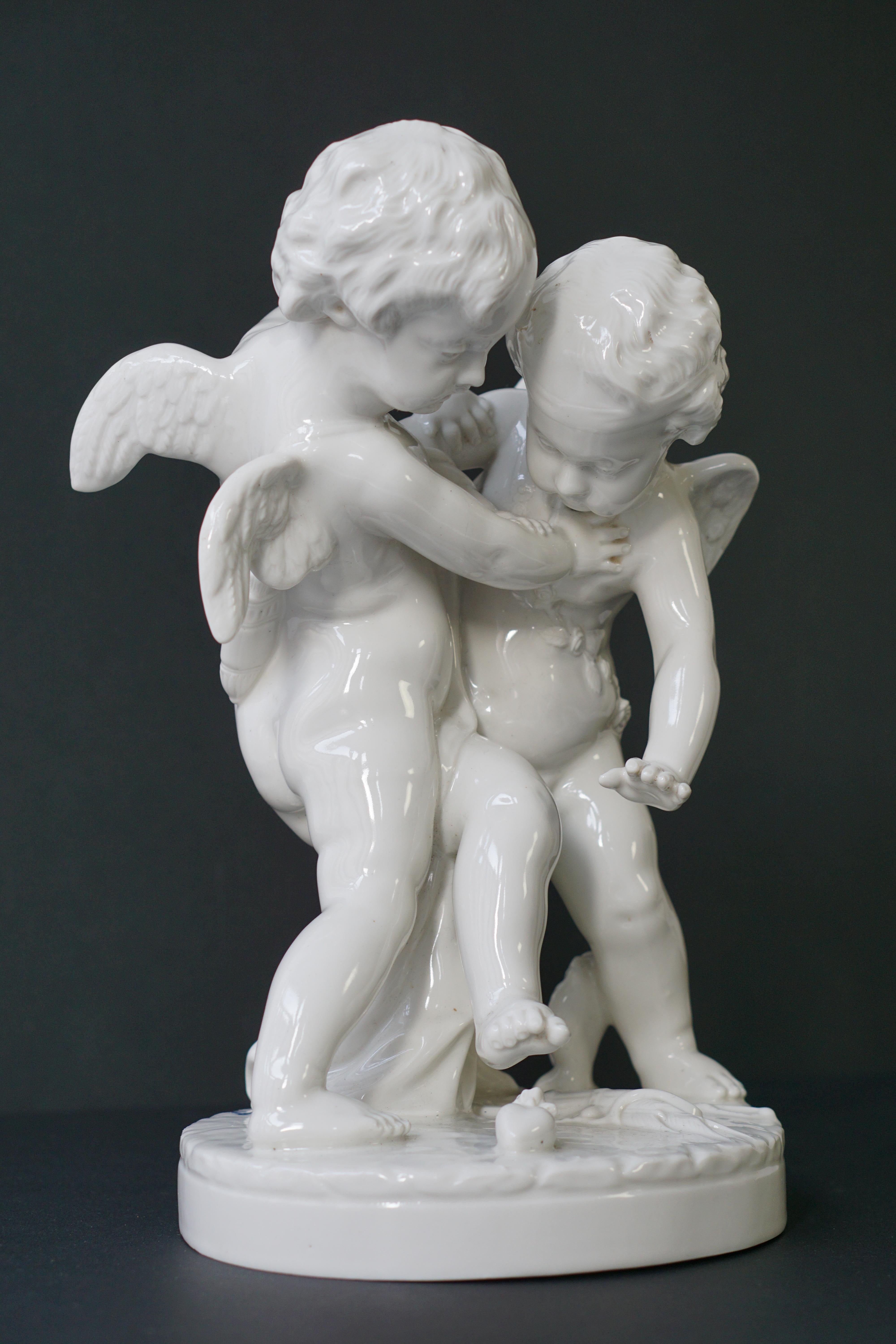  Figurative Porzellan-Skulptur mit zwei kleinen Engeln, Putten im Angebot 2
